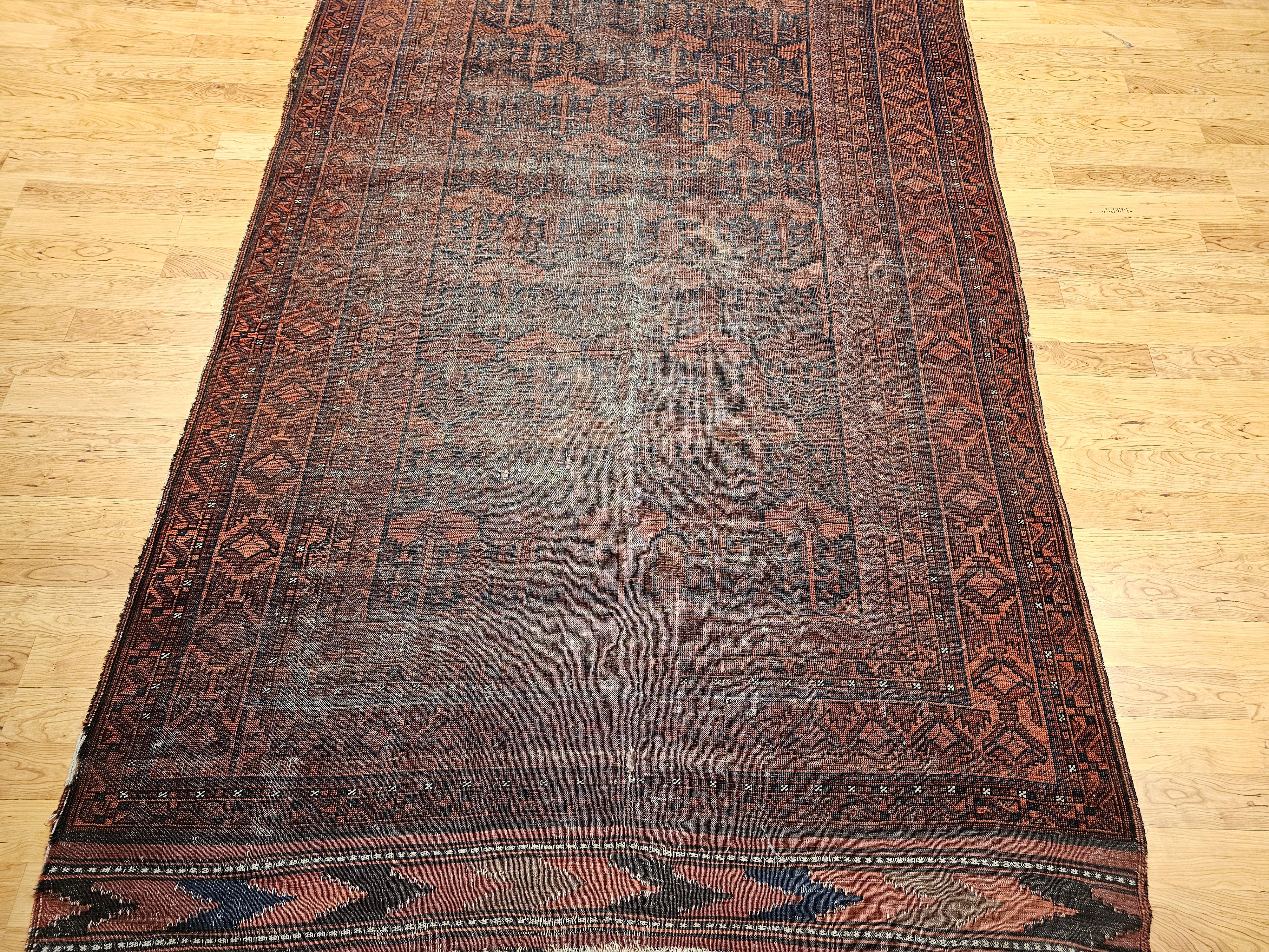 Tapis de galerie afghan du 19e siècle à motif géométrique sur toute sa surface État moyen - En vente à Barrington, IL