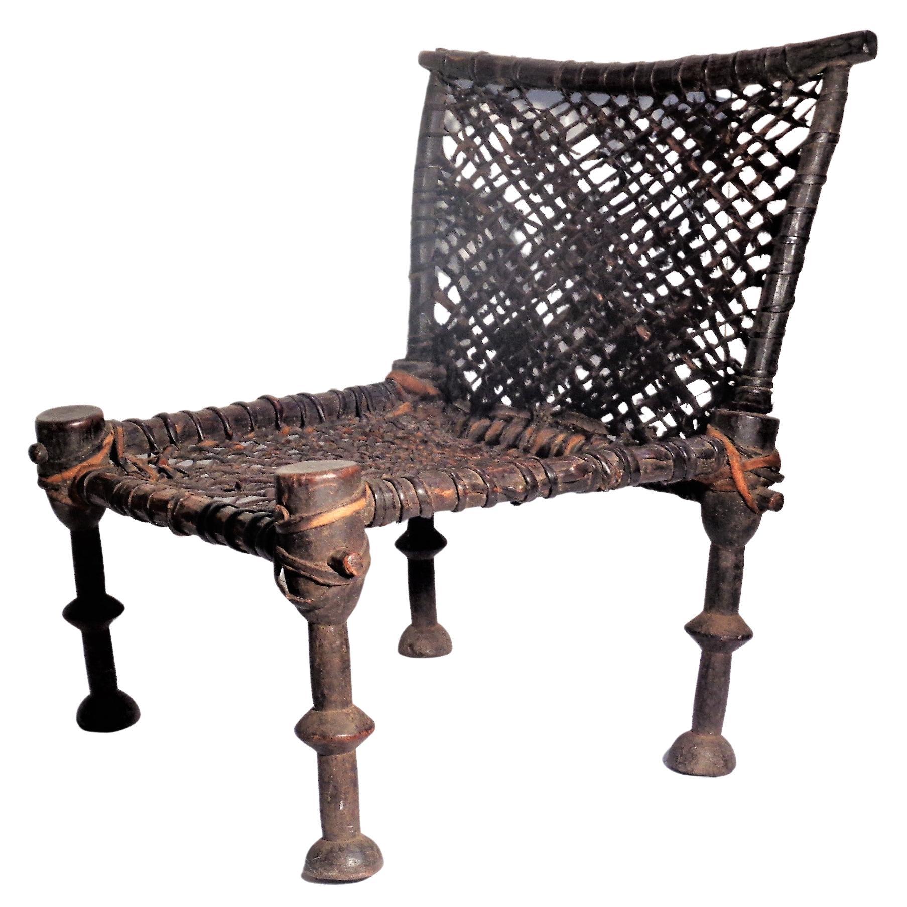 Chaise africaine en bois et cuir du 19e siècle