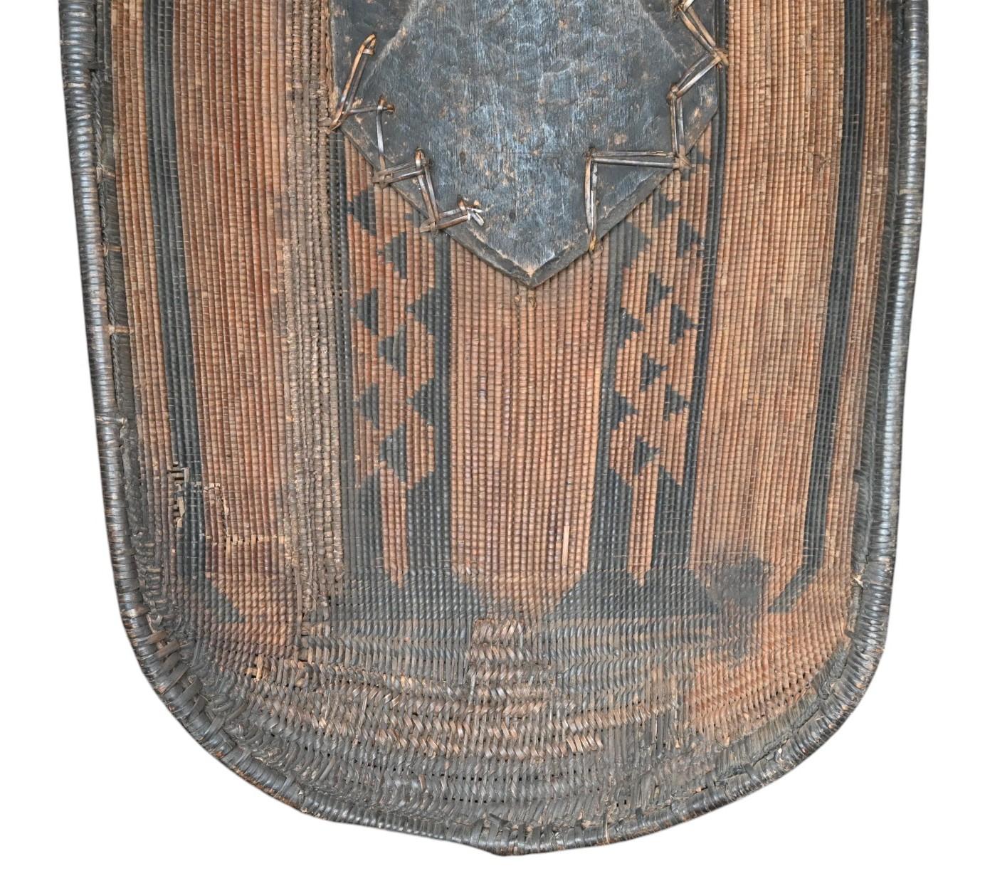 siglo XIX  Escudo africano de mimbre de la tribu Ngombe/Doko, zona de Ubangi RDC en venta 3