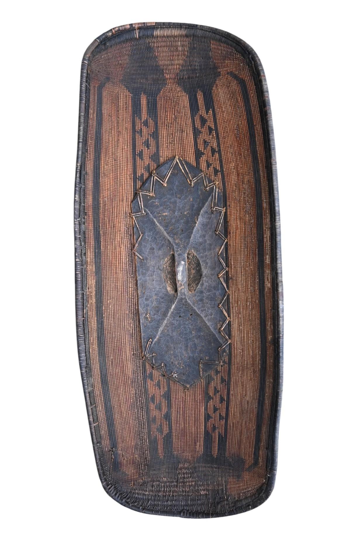 siglo XIX  Escudo africano de mimbre de la tribu Ngombe/Doko, zona de Ubangi RDC Congoleño en venta