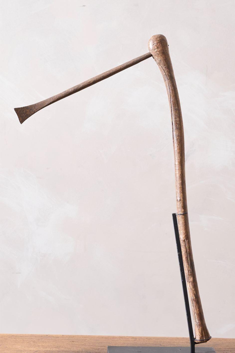 Si tratta di un favoloso pezzo d'arte africana a forma di ascia. Questa sembra essere un'ascia da lavoro piuttosto che da caccia, con la sua lama di metallo sottile. L'età di quest'ascia è il XIX secolo, ma la sua origine non è chiara. Potrebbe