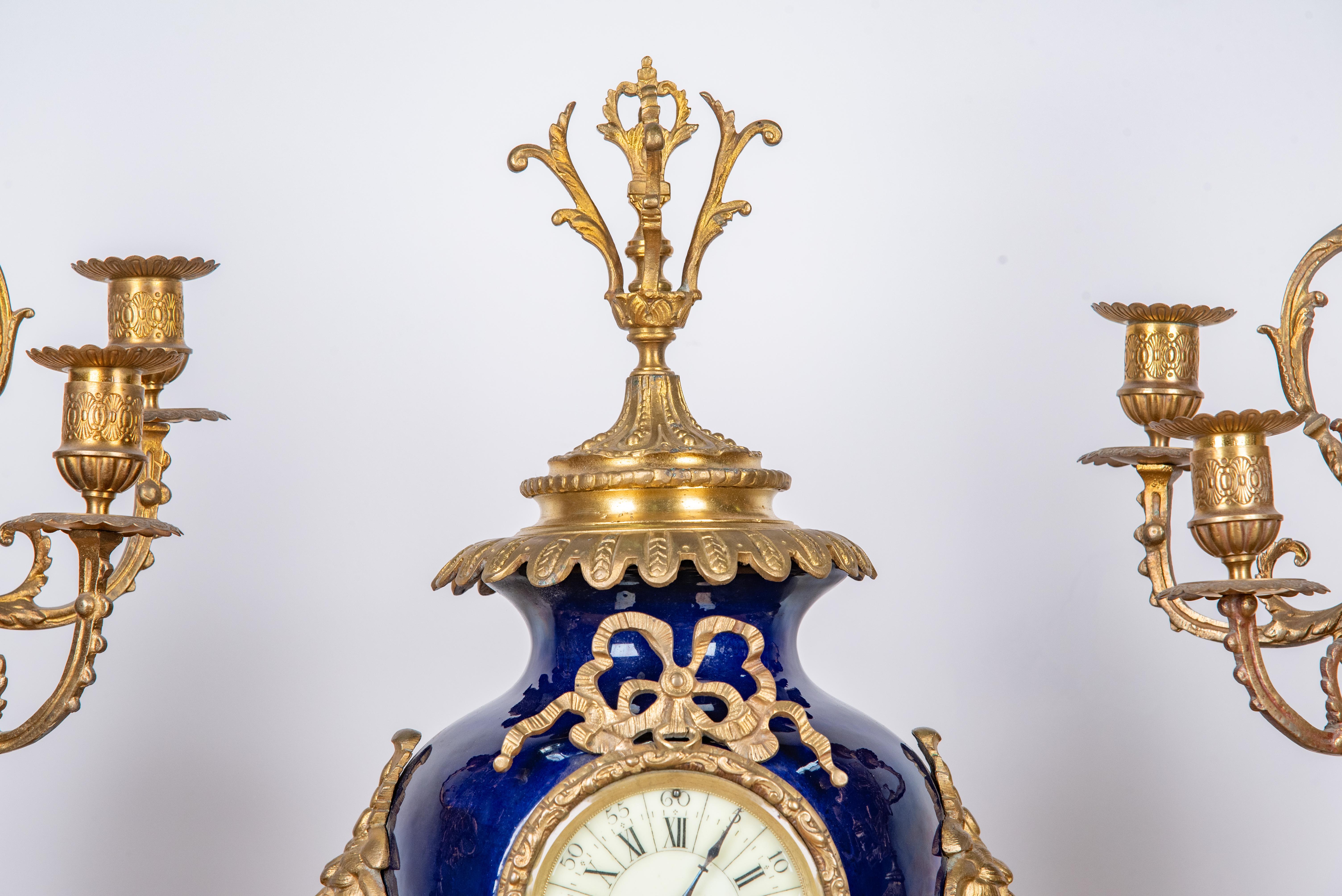Ensemble d'horloges de cheminée de style Louis XV du 19ème siècle d'après Sevre en vente 5