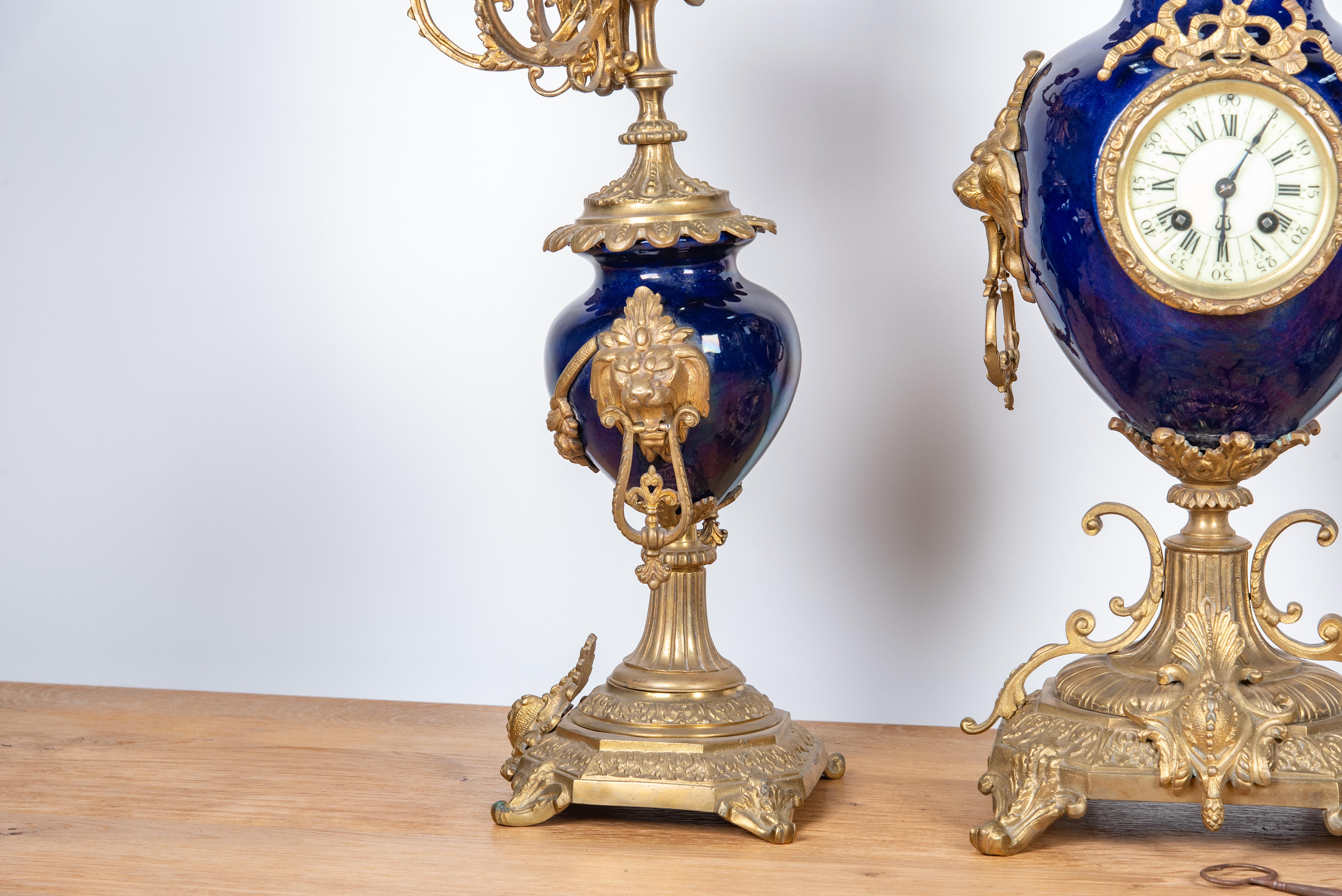 Ensemble d'horloges de cheminée de style Louis XV du 19ème siècle d'après Sevre en vente 6