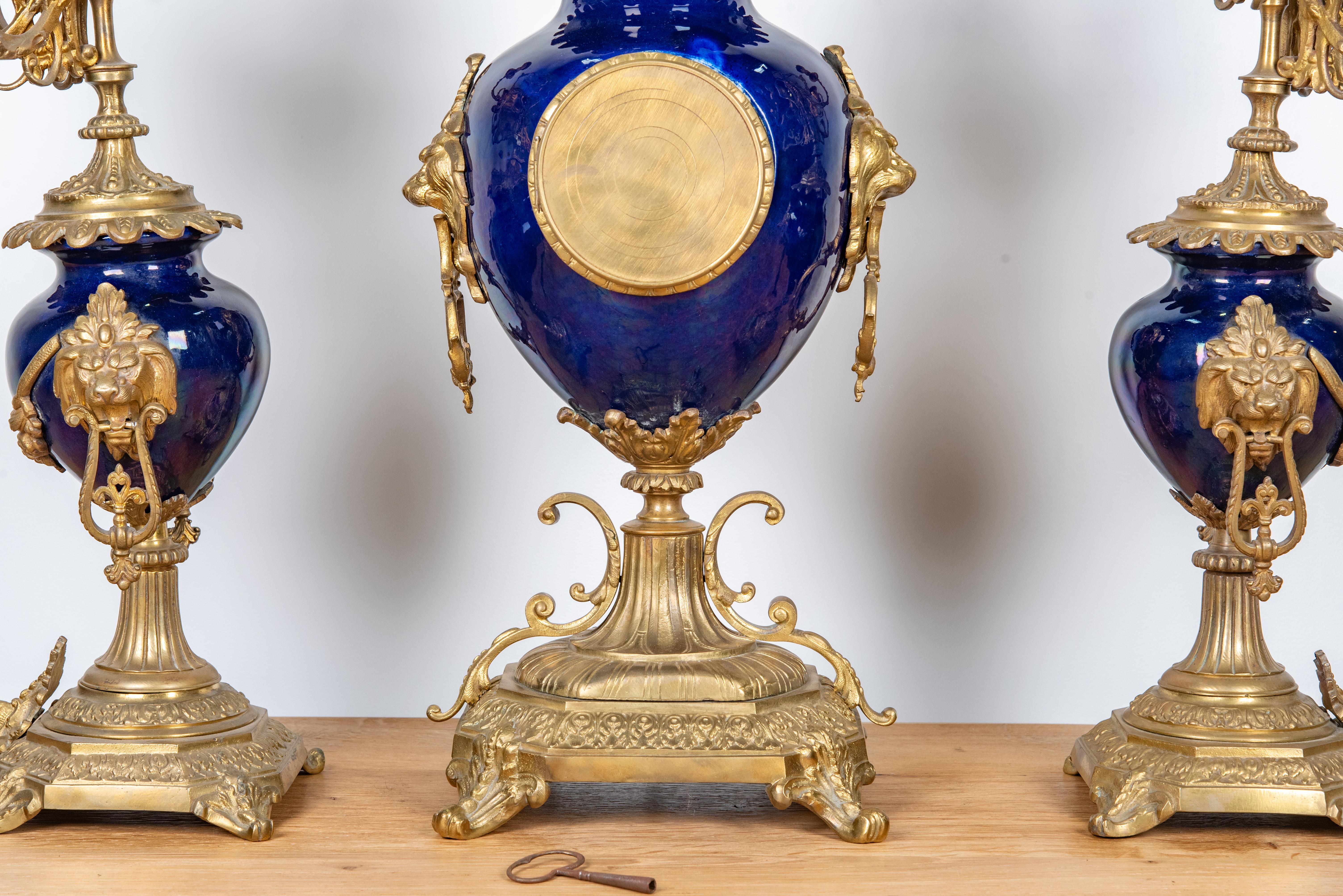 Ensemble d'horloges de cheminée de style Louis XV du 19ème siècle d'après Sevre en vente 8