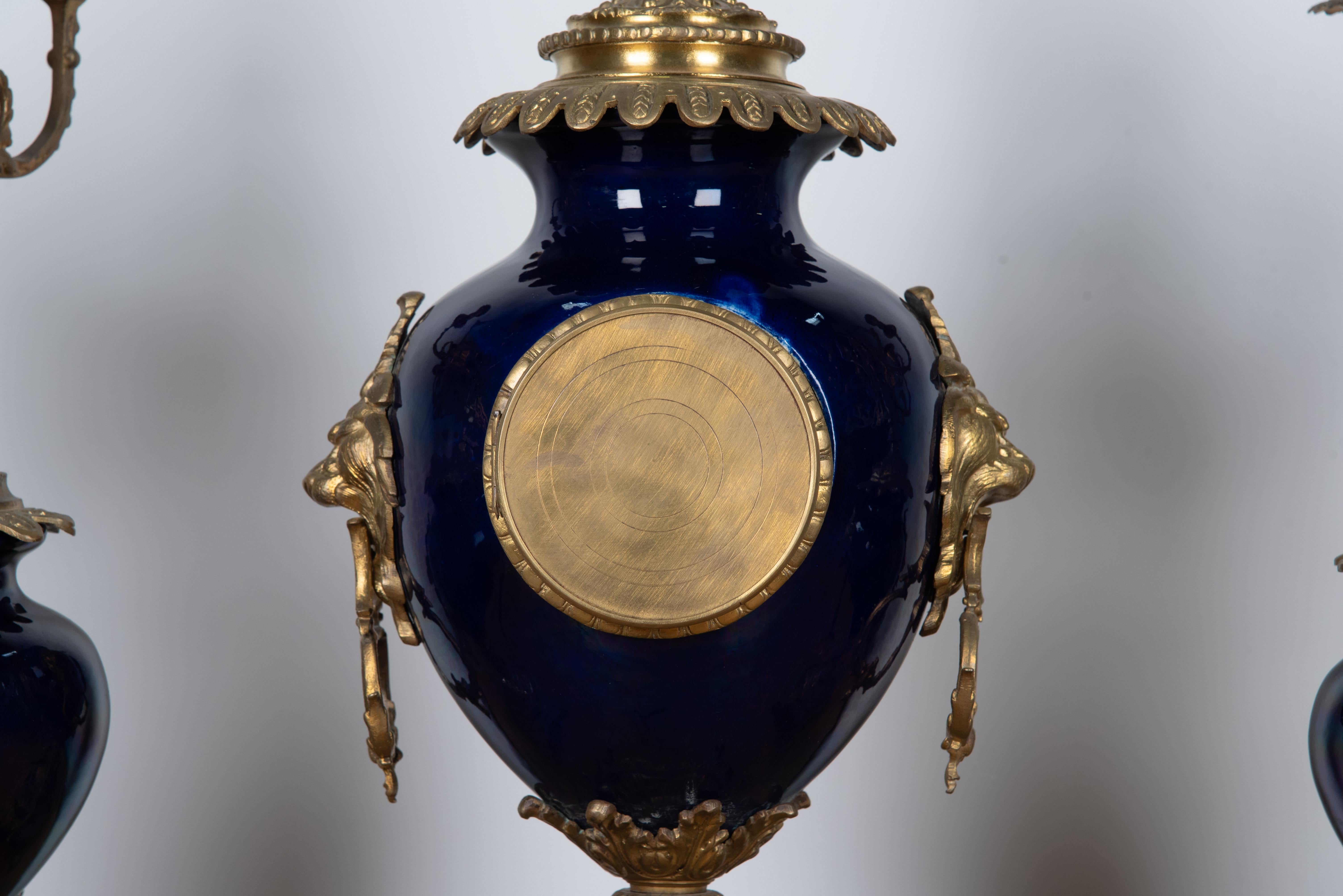Ensemble d'horloges de cheminée de style Louis XV du 19ème siècle d'après Sevre en vente 9