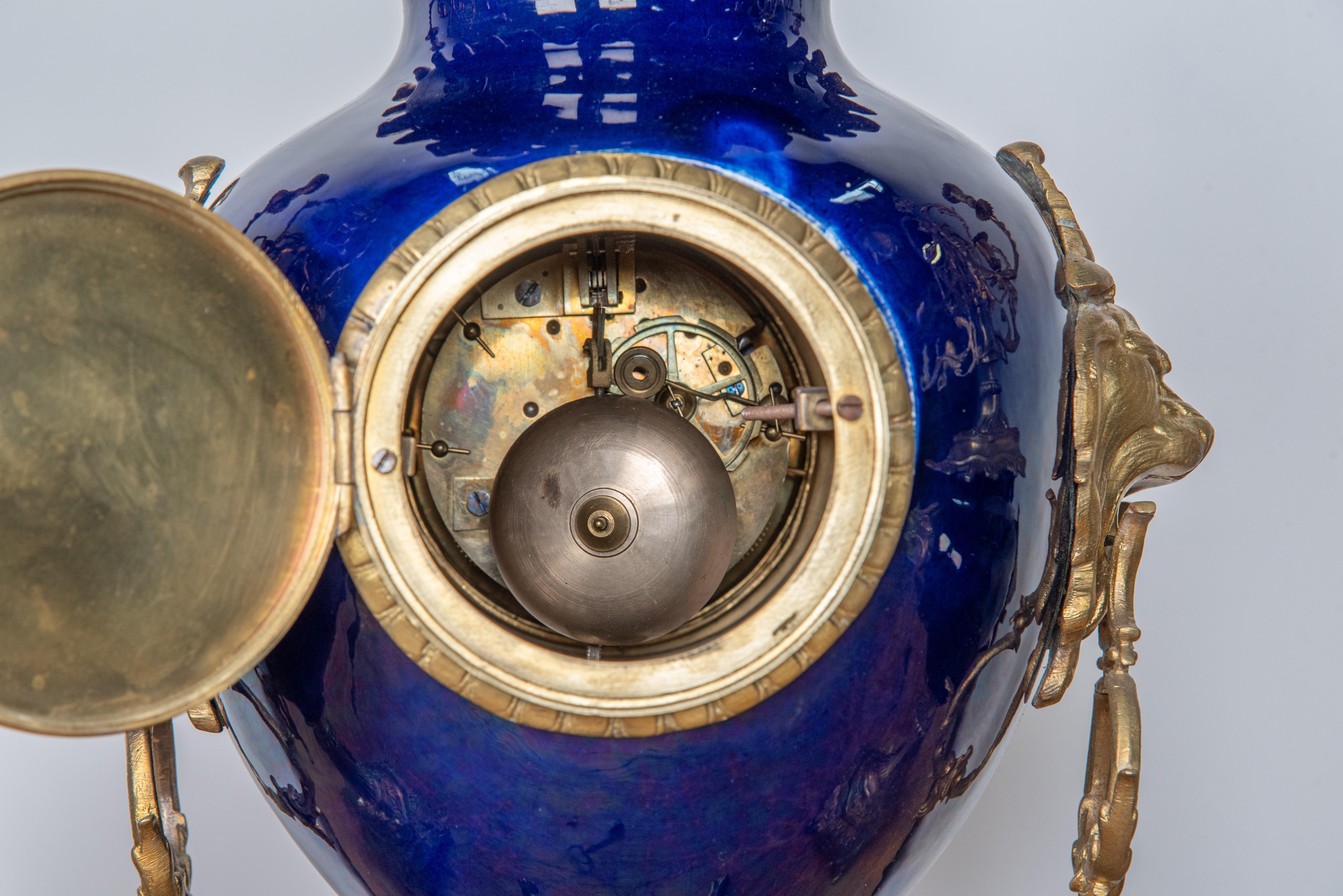 Ensemble d'horloges de cheminée de style Louis XV du 19ème siècle d'après Sevre en vente 10