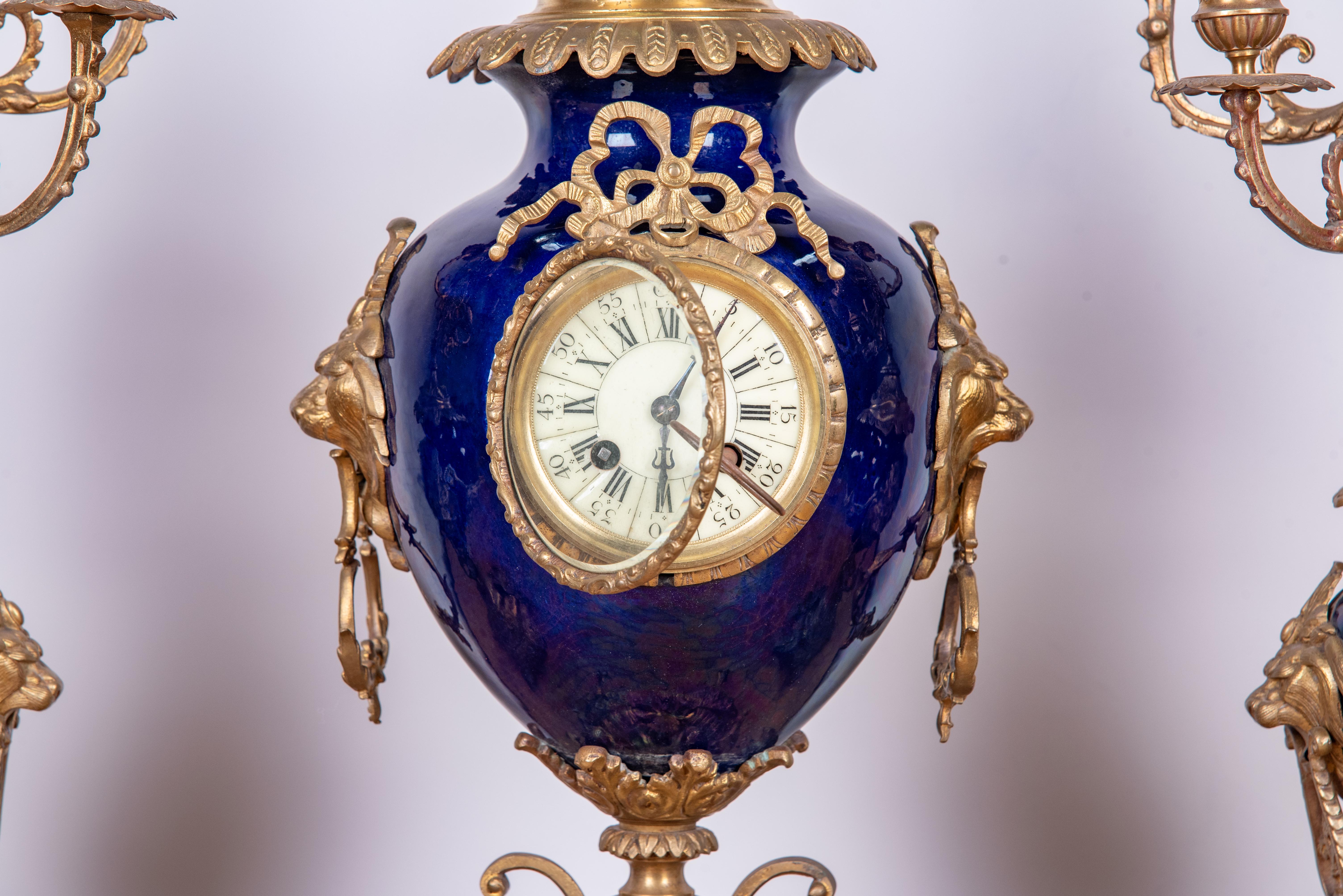 Français Ensemble d'horloges de cheminée de style Louis XV du 19ème siècle d'après Sevre en vente