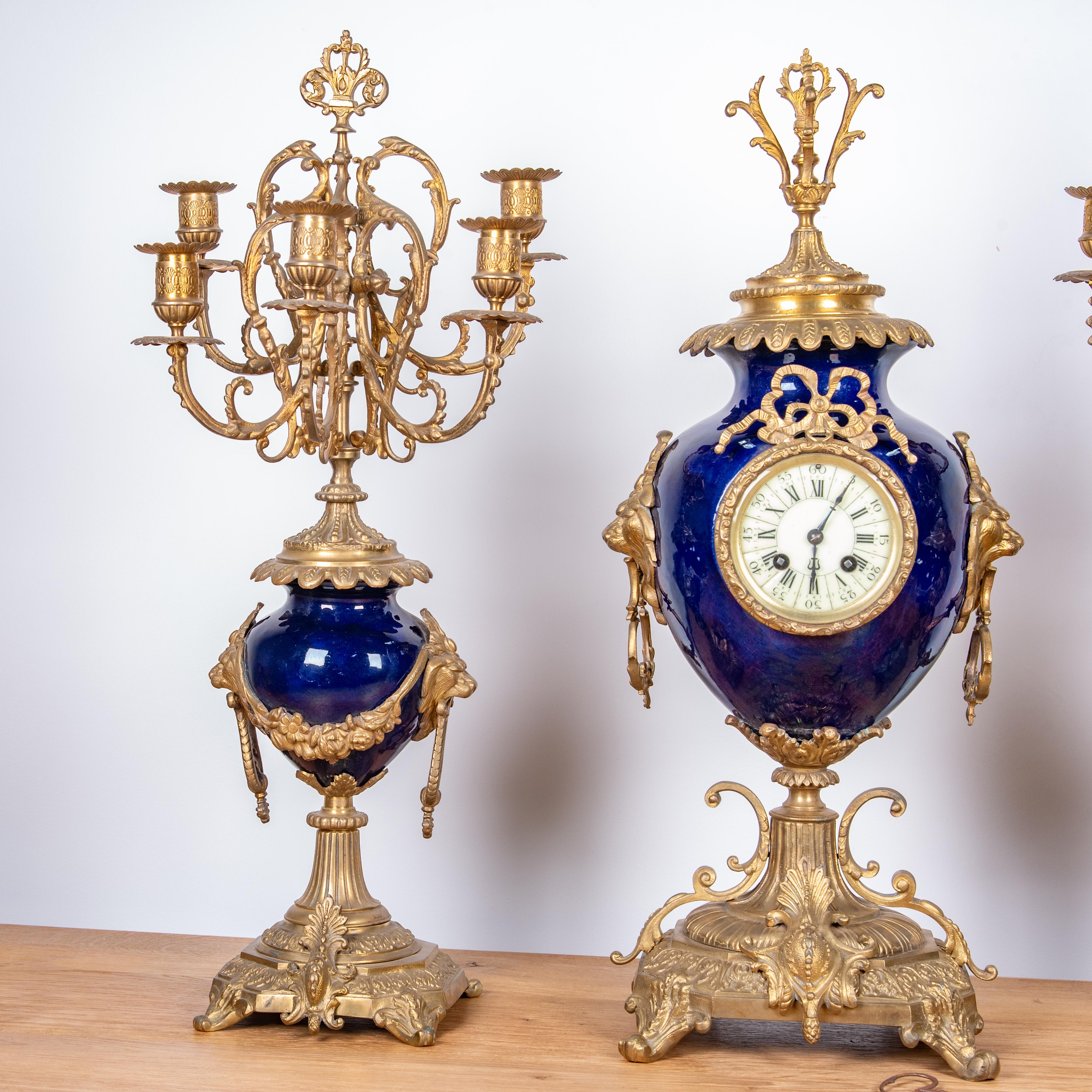 Ensemble d'horloges de cheminée de style Louis XV du 19ème siècle d'après Sevre Bon état - En vente à Austin, TX