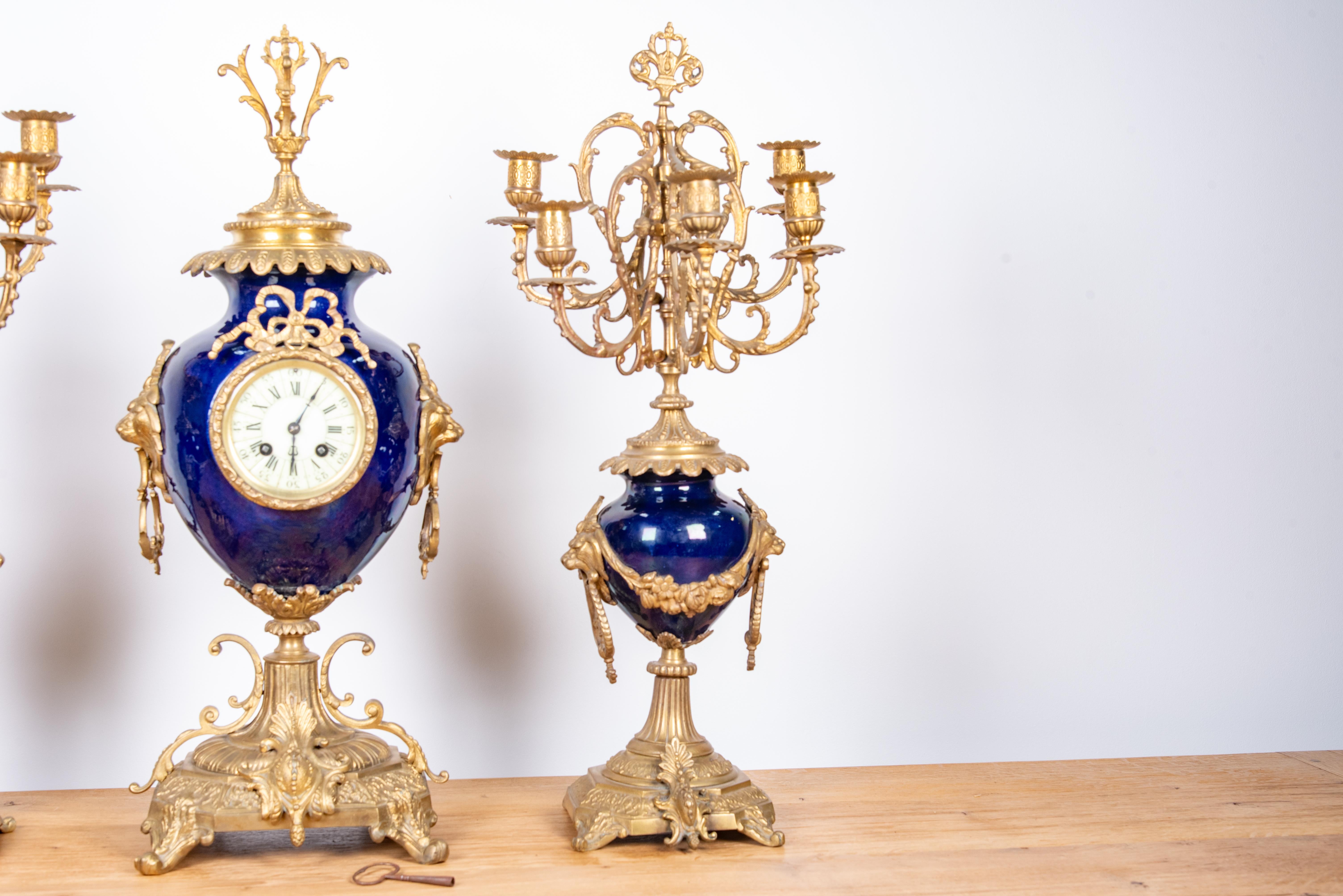XIXe siècle Ensemble d'horloges de cheminée de style Louis XV du 19ème siècle d'après Sevre en vente
