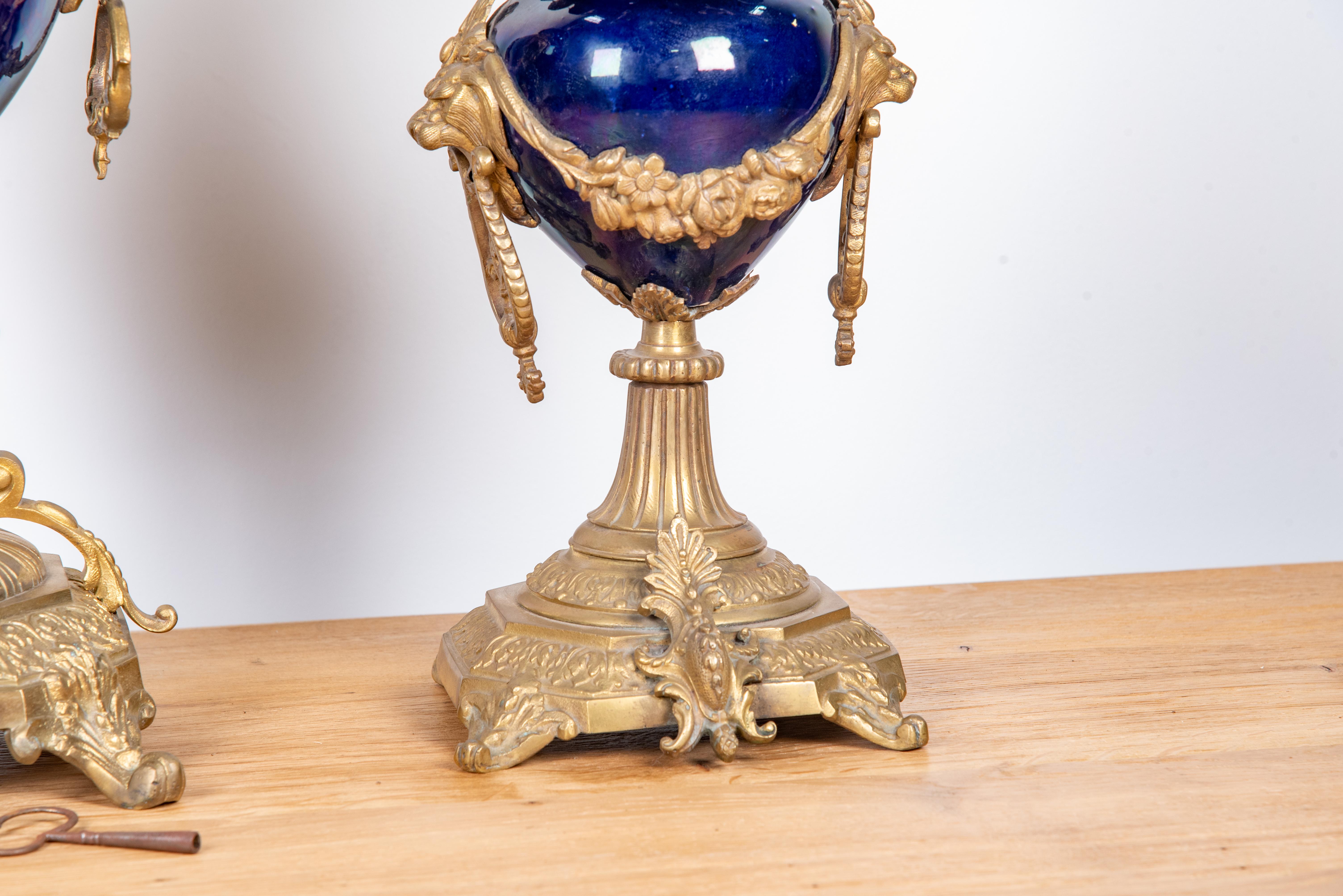 Porcelaine Ensemble d'horloges de cheminée de style Louis XV du 19ème siècle d'après Sevre en vente