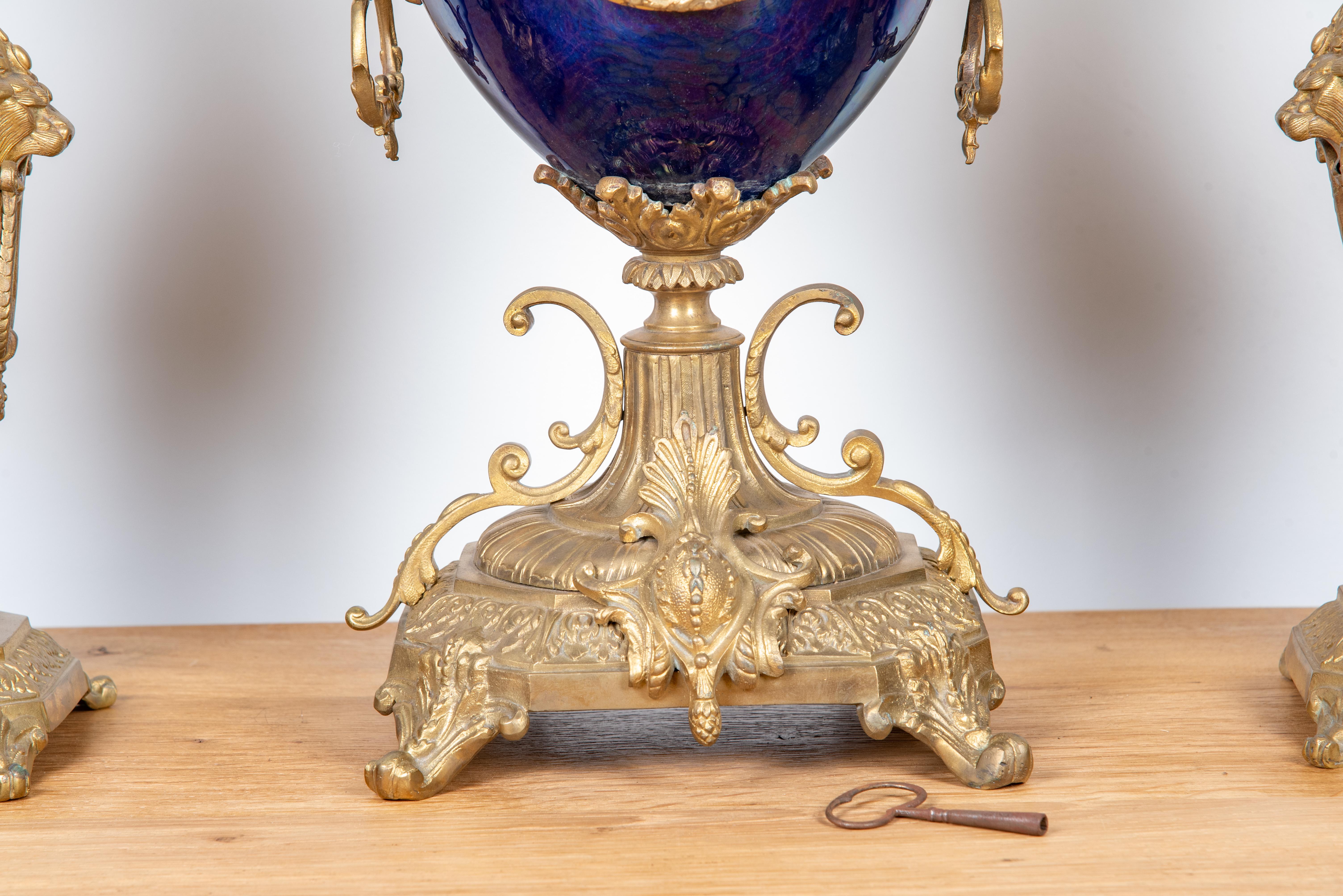 Ensemble d'horloges de cheminée de style Louis XV du 19ème siècle d'après Sevre en vente 2