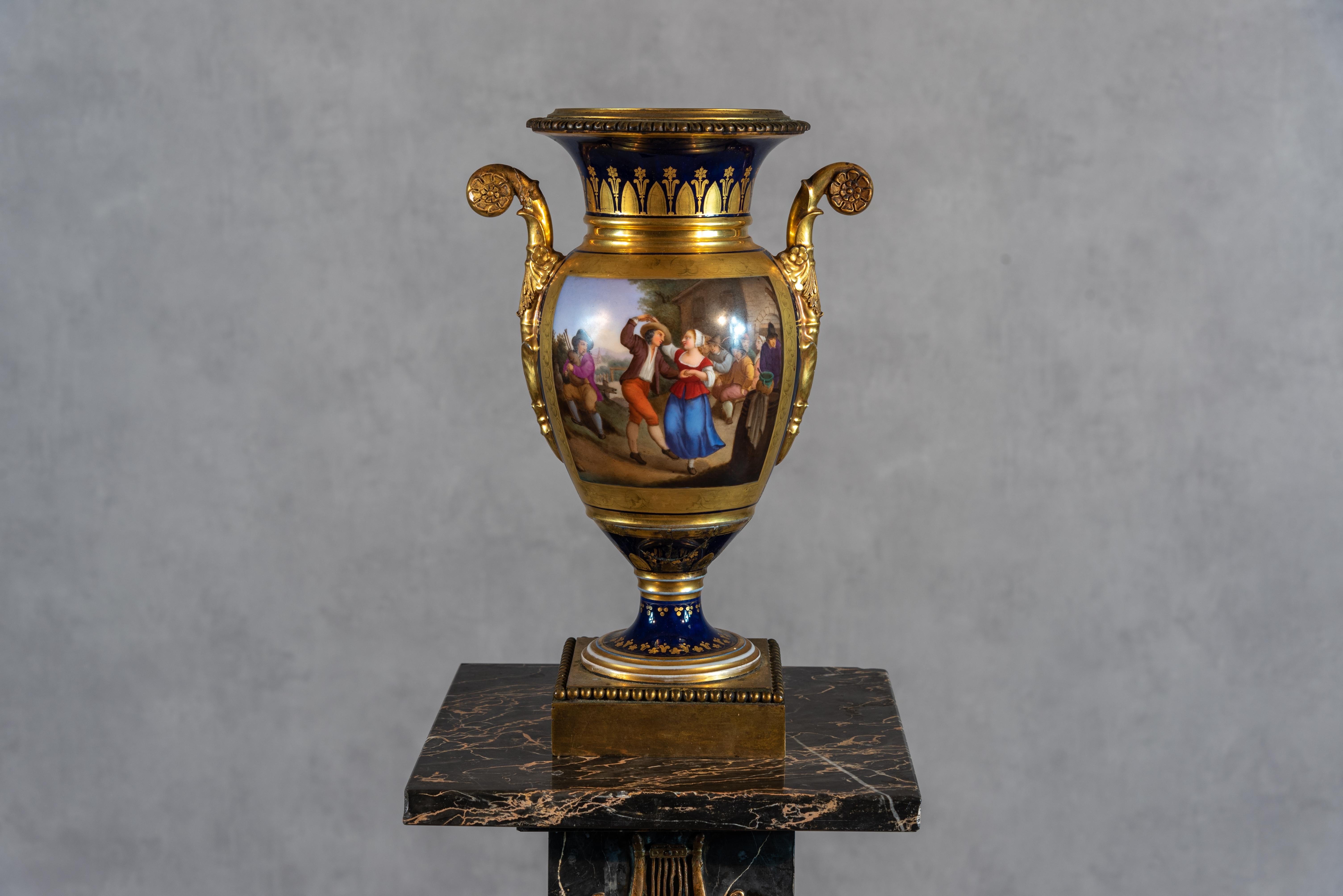 Questo splendido vaso di Sèvres del XIX secolo incarna l'eleganza e la raffinatezza dell'artigianato classico francese. Il vaso presenta una scena accattivante in cui una coppia è raffigurata mentre balla con grazia davanti a un pubblico, una
