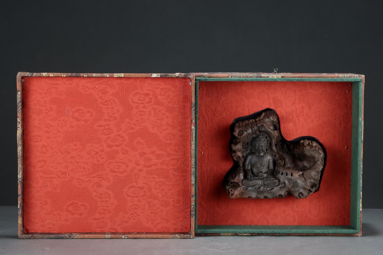 19th Century Agarwood Engraving Vairocana Buddha Sitting in a Cave For Sale 6