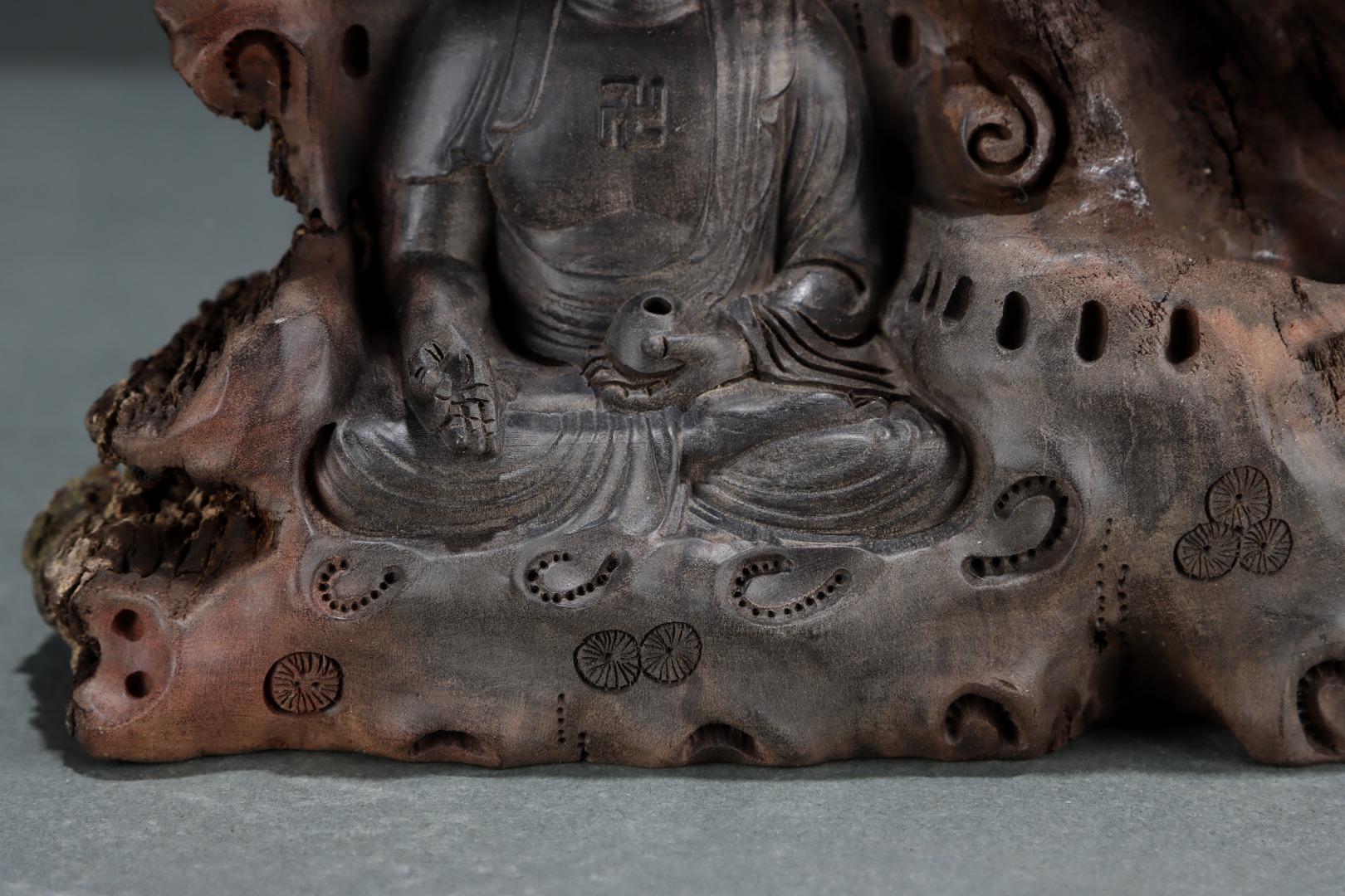 19th Century Agarwood Engraving Vairocana Buddha Sitting in a Cave In Fair Condition For Sale In 景德镇市, CN