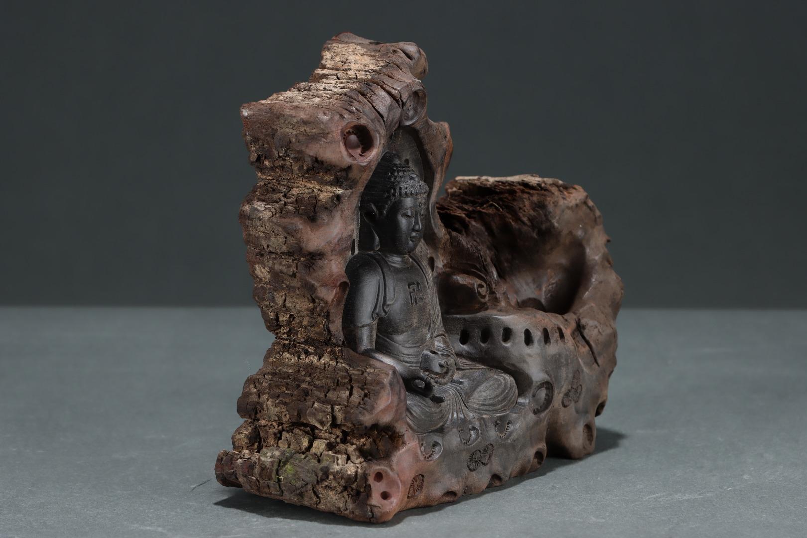 19th Century Agarwood Engraving Vairocana Buddha Sitting in a Cave For Sale 3