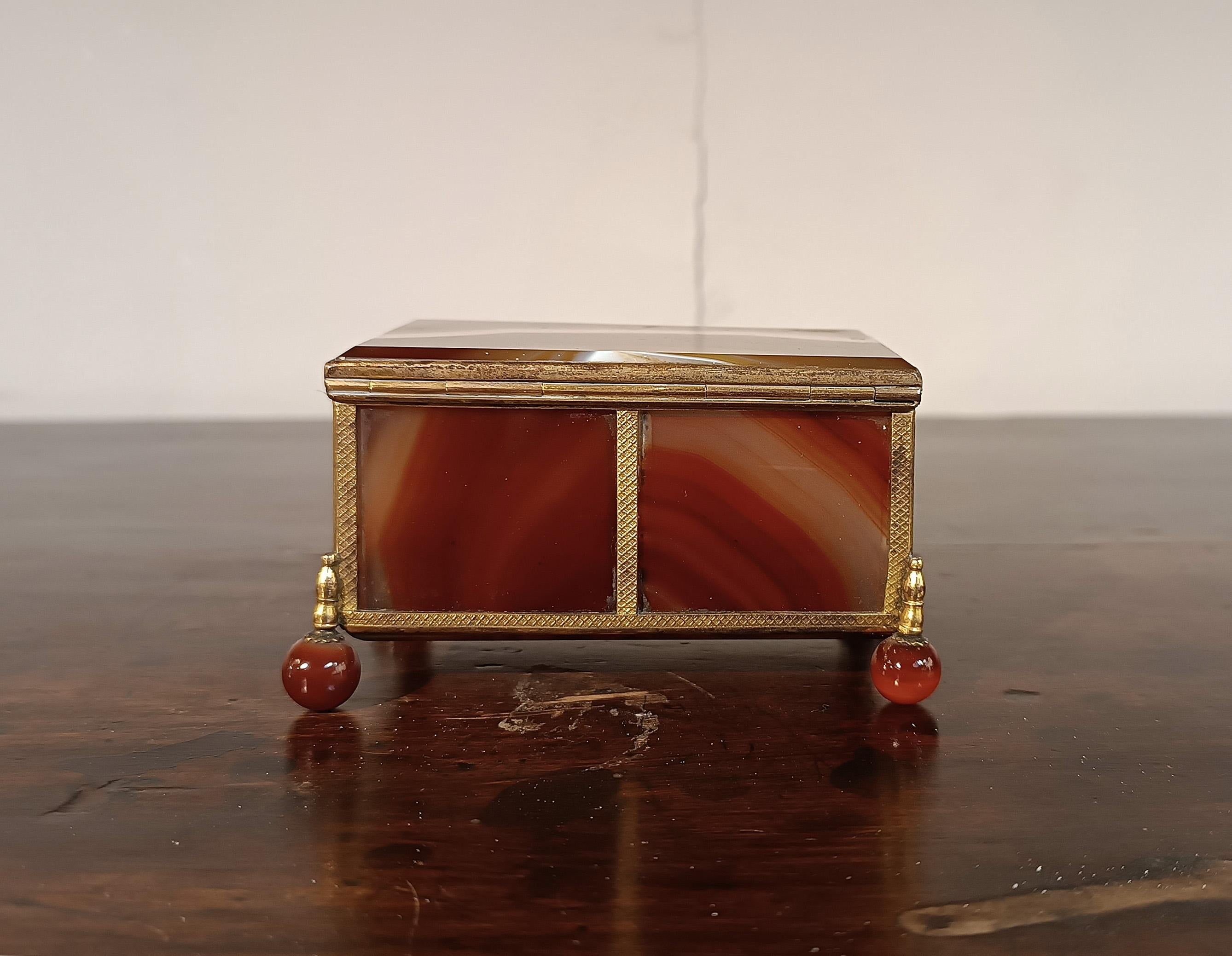 Doré boîte à bijoux en agate du 19e siècle en vente