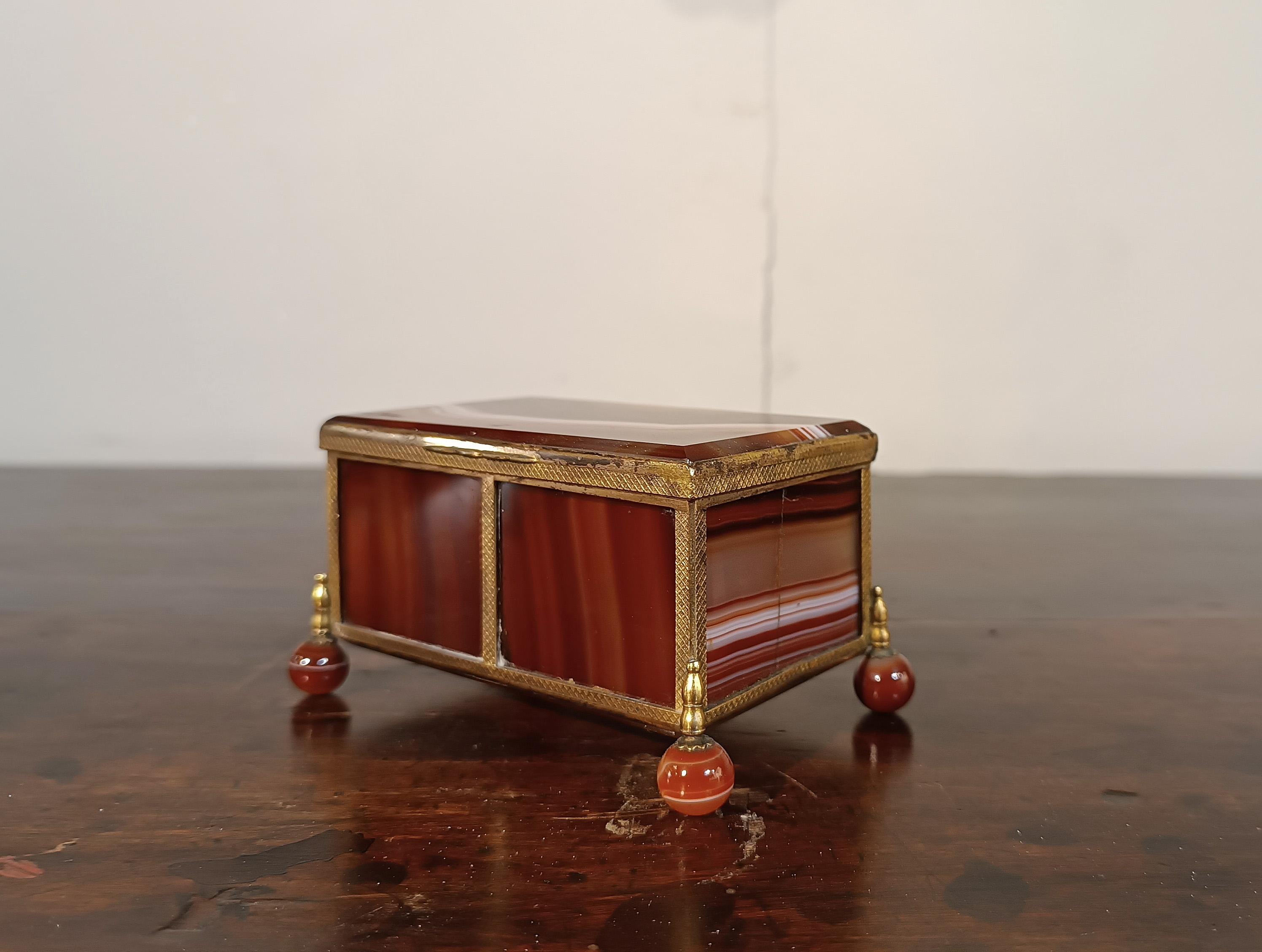 boîte à bijoux en agate du 19e siècle Bon état - En vente à Firenze, FI