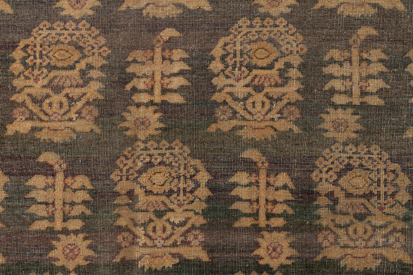 Agra - Nordindien

Dieser prächtige Teppich mit dem Tabriz-Muster wurde im 19. Jahrhundert in Agra, Indien, hergestellt. Agra-Teppiche sind von gleicher Qualität wie Perserteppiche, haben aber einen einzigartigen indischen Touch.

Agra, berühmt für