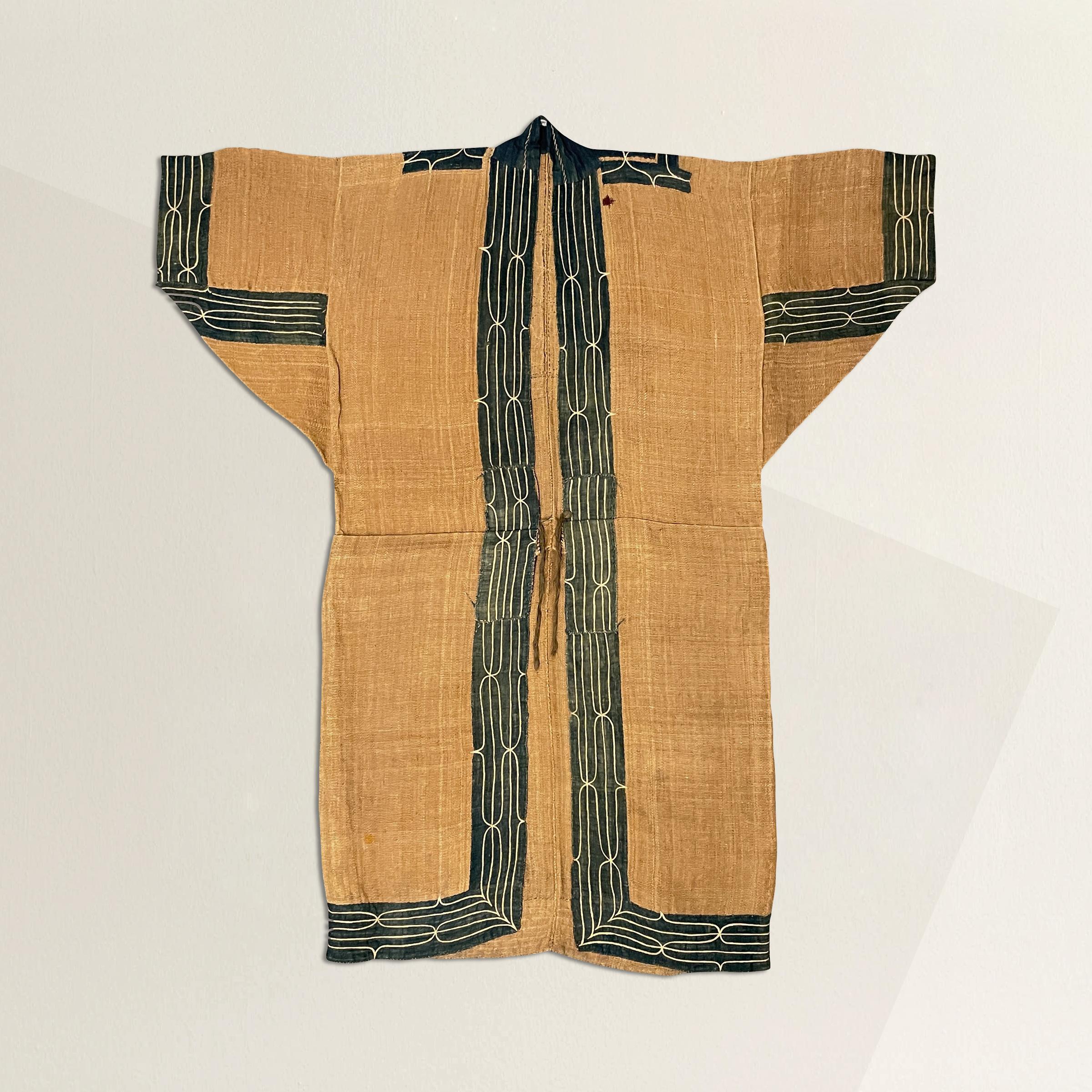 Cette robe Ainu Attus (fibre d'écorce) du XIXe siècle est un témoignage remarquable de l'héritage culturel et de la résilience du peuple Ainu. Fabriqué avec un soin méticuleux, il constitue une pièce exceptionnelle et extrêmement rare de l'artisanat