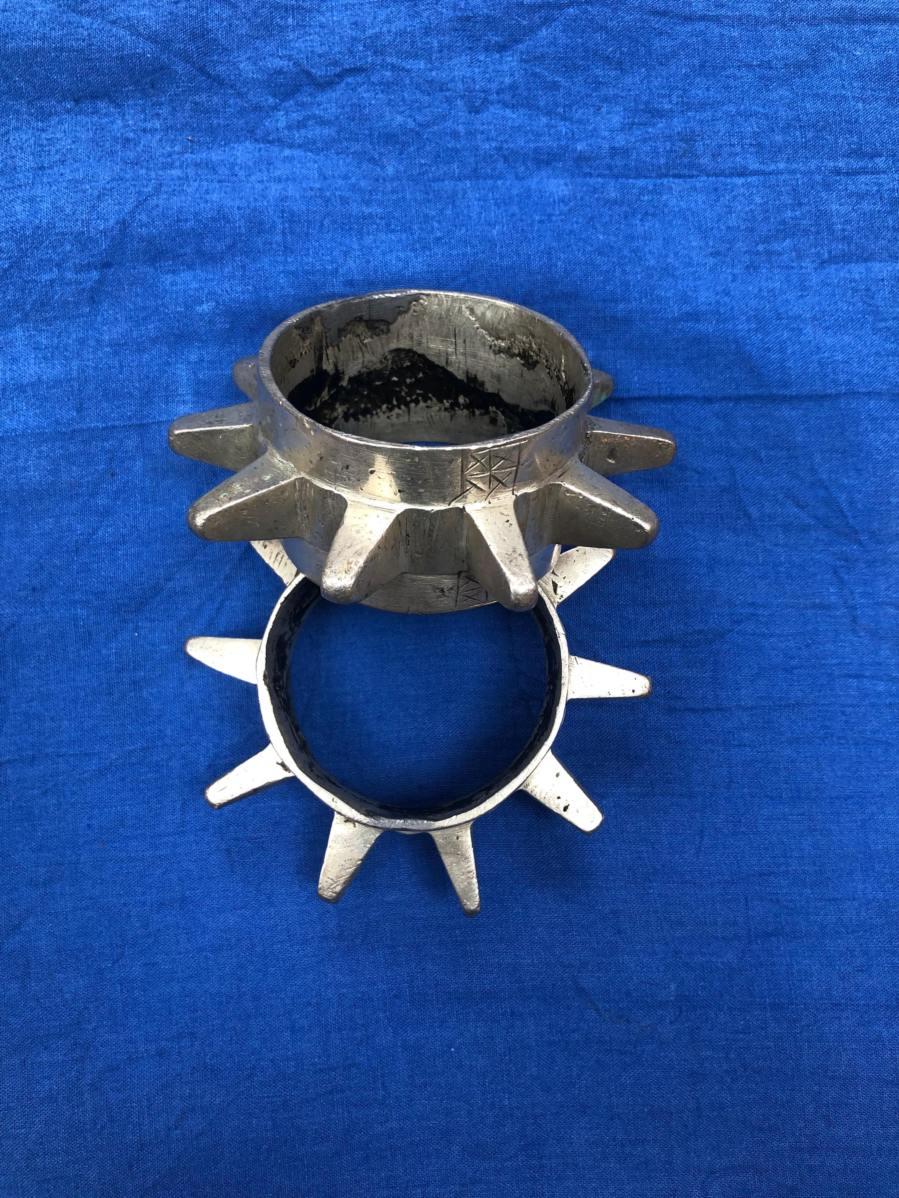 Bracciali a spillo in argento e metallo misto molto pesanti della tribù Ait Atta dei berberi indigeni marocchini conosciuti come Amazigh. Dodici punte di forma triangolare si irradiano da una fascia centrale. Indossati in coppia, i bracciali
