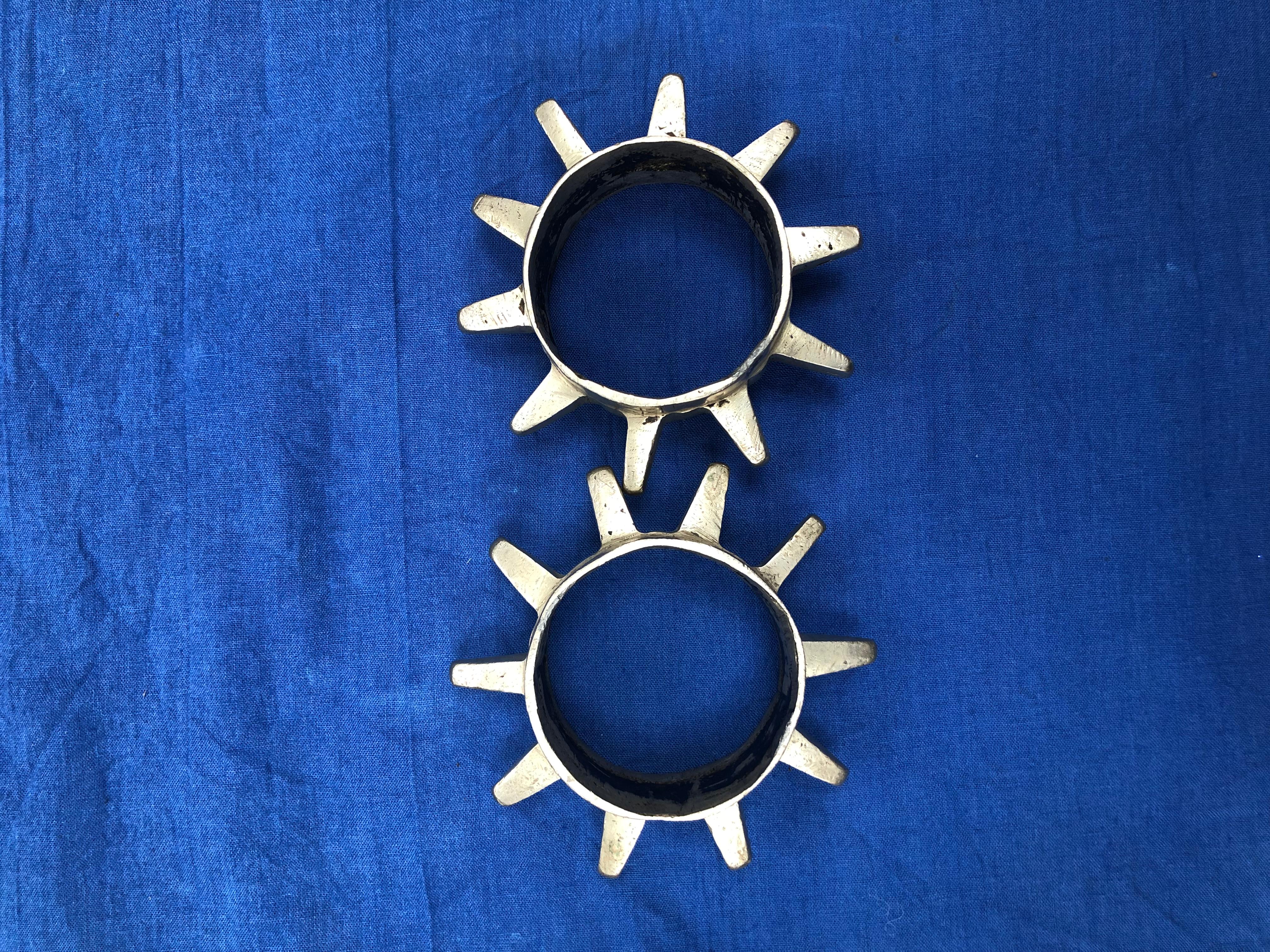 Tribale Bracciali da guerriero tribale Ait Atta in argento pesante marocchino del 19° secolo con punte di diamante in vendita