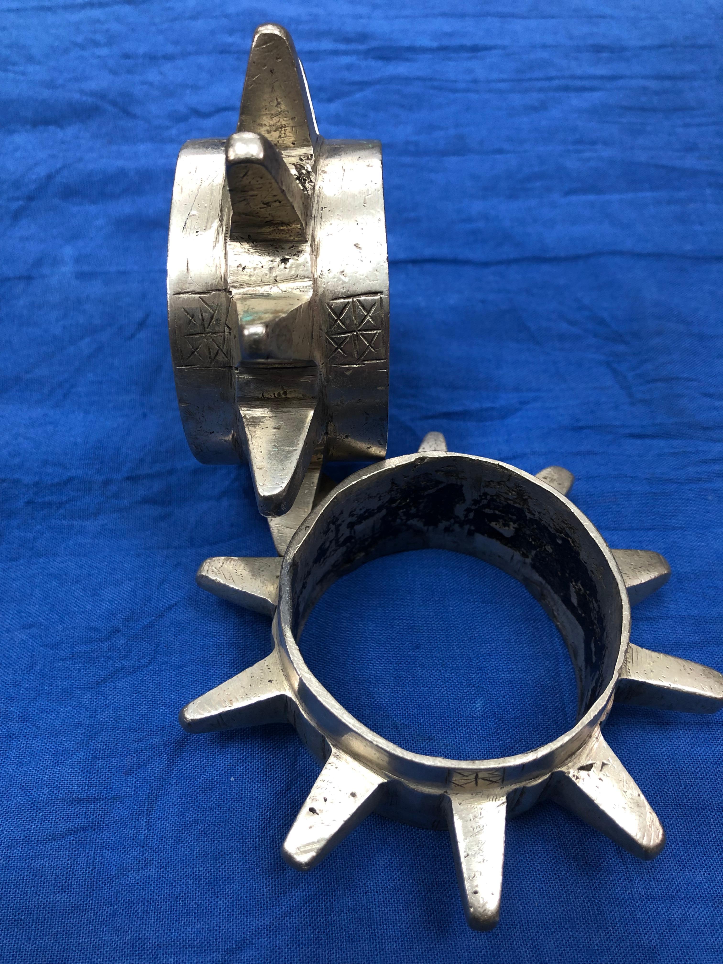 Marocchino Bracciali da guerriero tribale Ait Atta in argento pesante marocchino del 19° secolo con punte di diamante in vendita