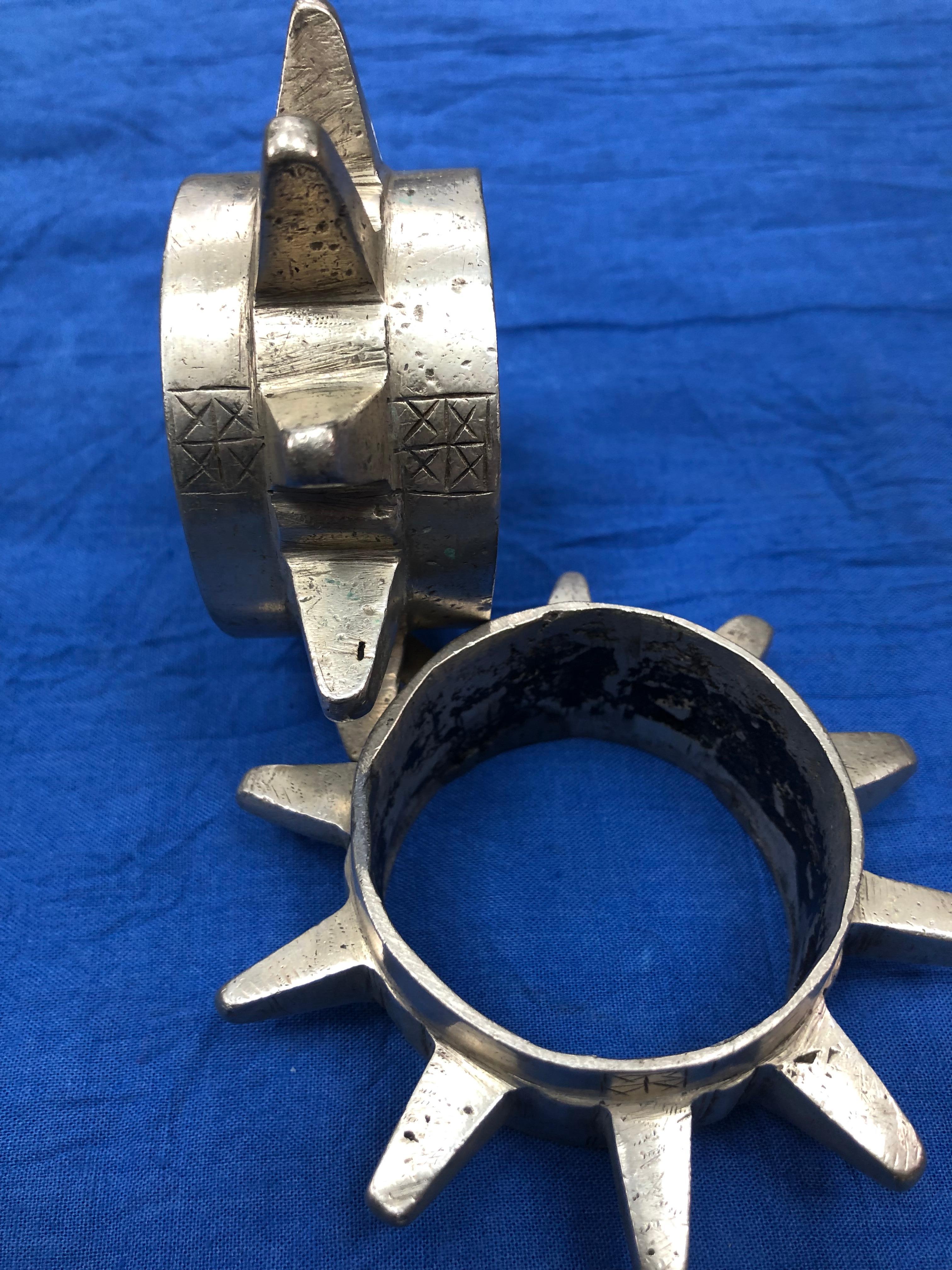 Calco Bracciali da guerriero tribale Ait Atta in argento pesante marocchino del 19° secolo con punte di diamante in vendita