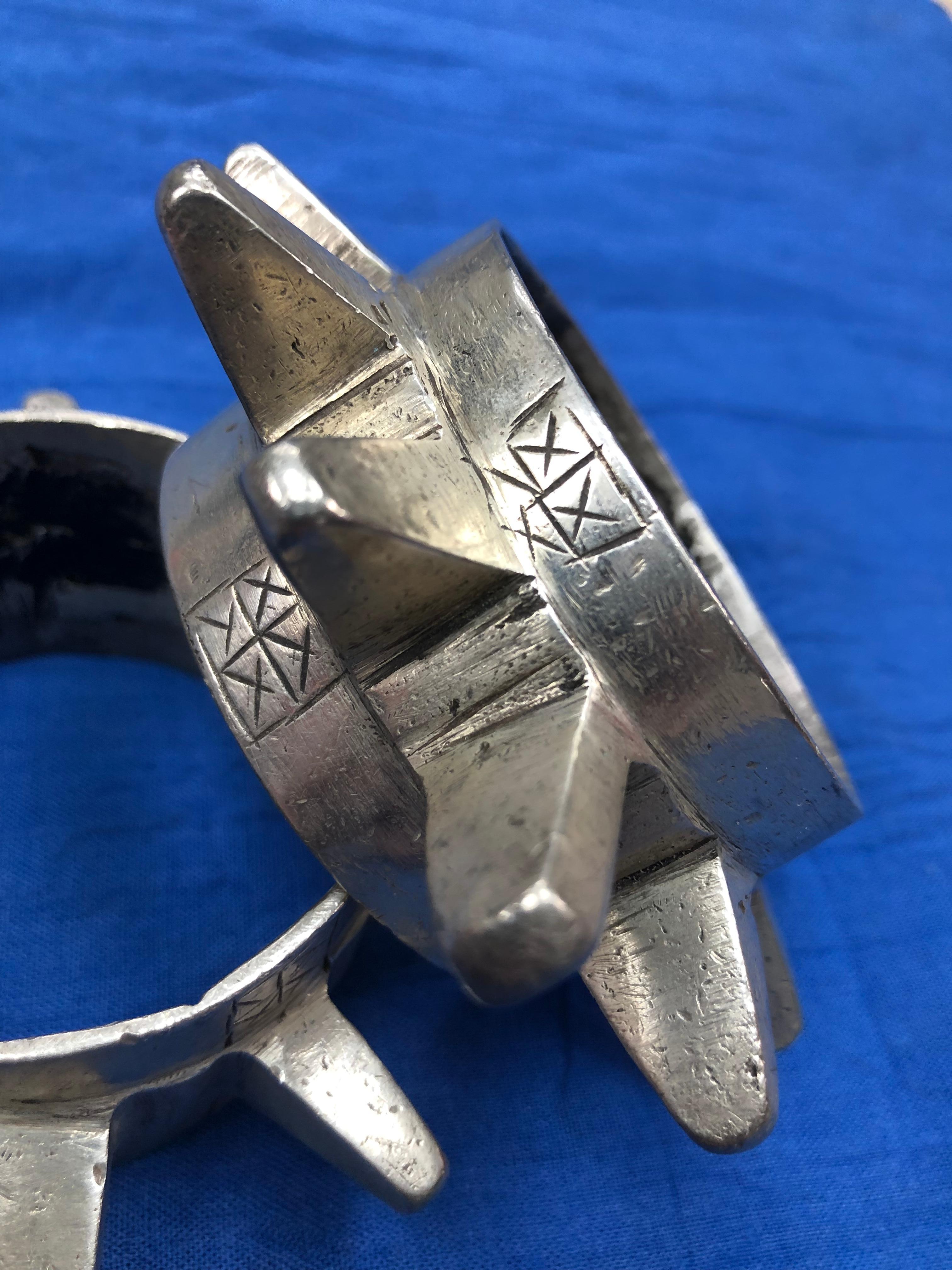 Bracciali da guerriero tribale Ait Atta in argento pesante marocchino del 19° secolo con punte di diamante In condizioni buone in vendita a Vineyard Haven, MA