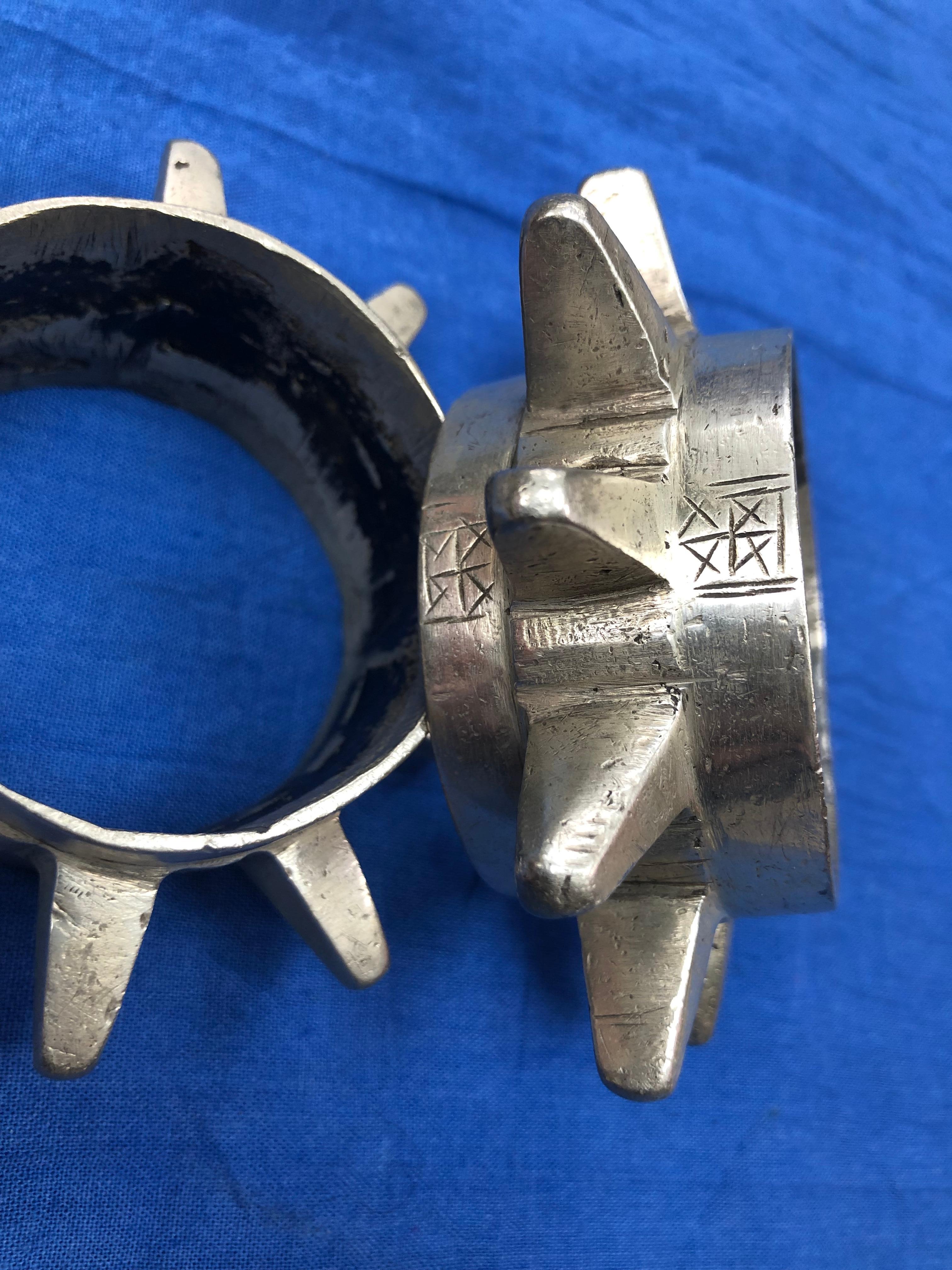 XIX secolo Bracciali da guerriero tribale Ait Atta in argento pesante marocchino del 19° secolo con punte di diamante in vendita