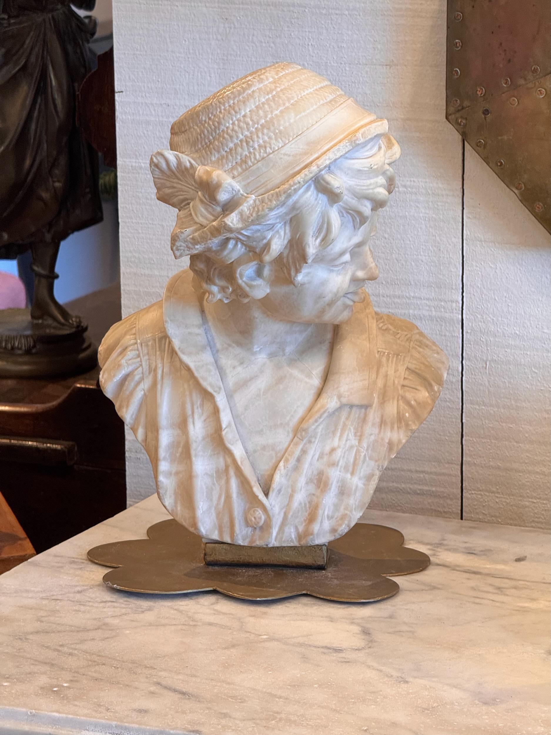 Un busto di un bambino. Un'espressione felice.