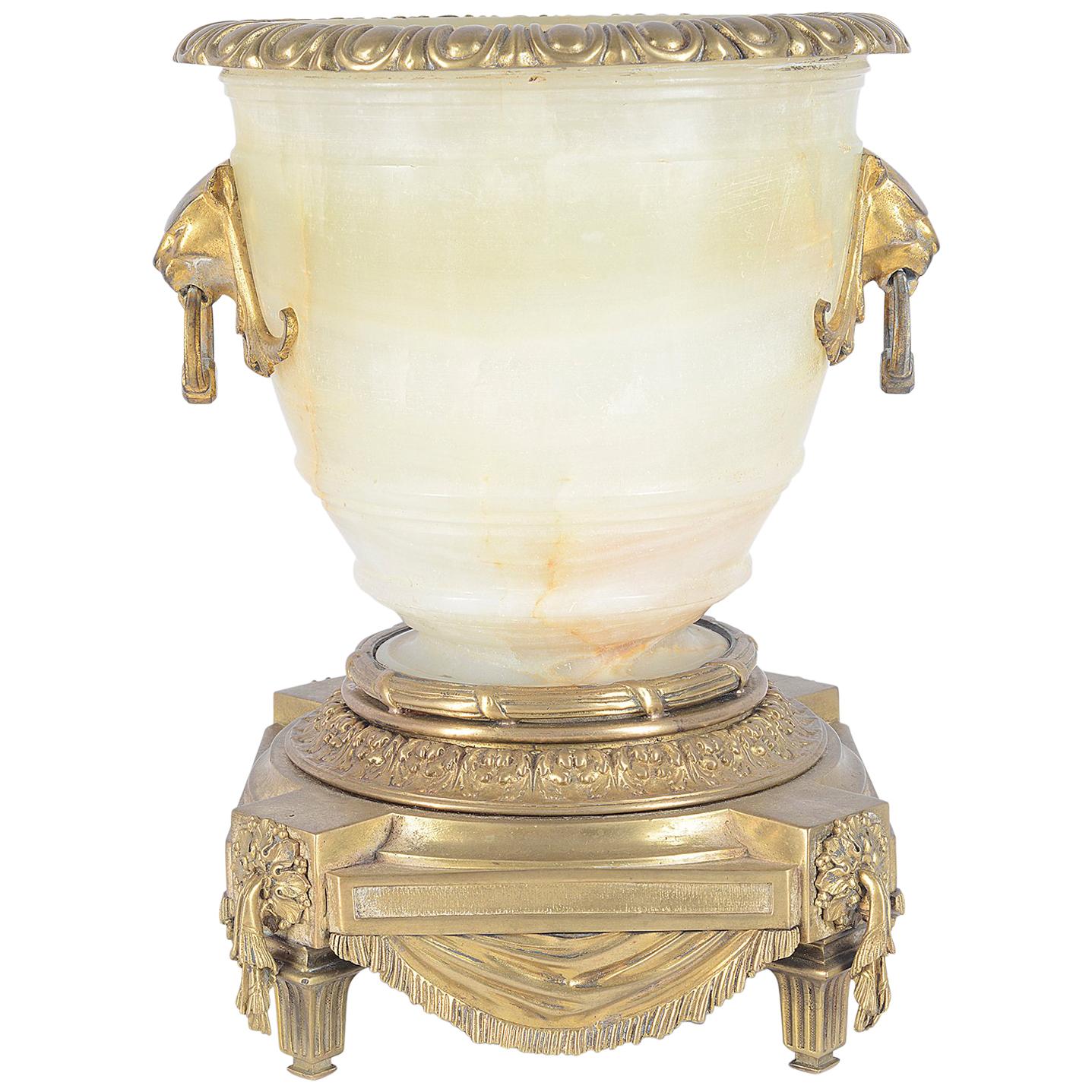 Klassische Alabaster-Urne aus dem 19. Jahrhundert im Angebot