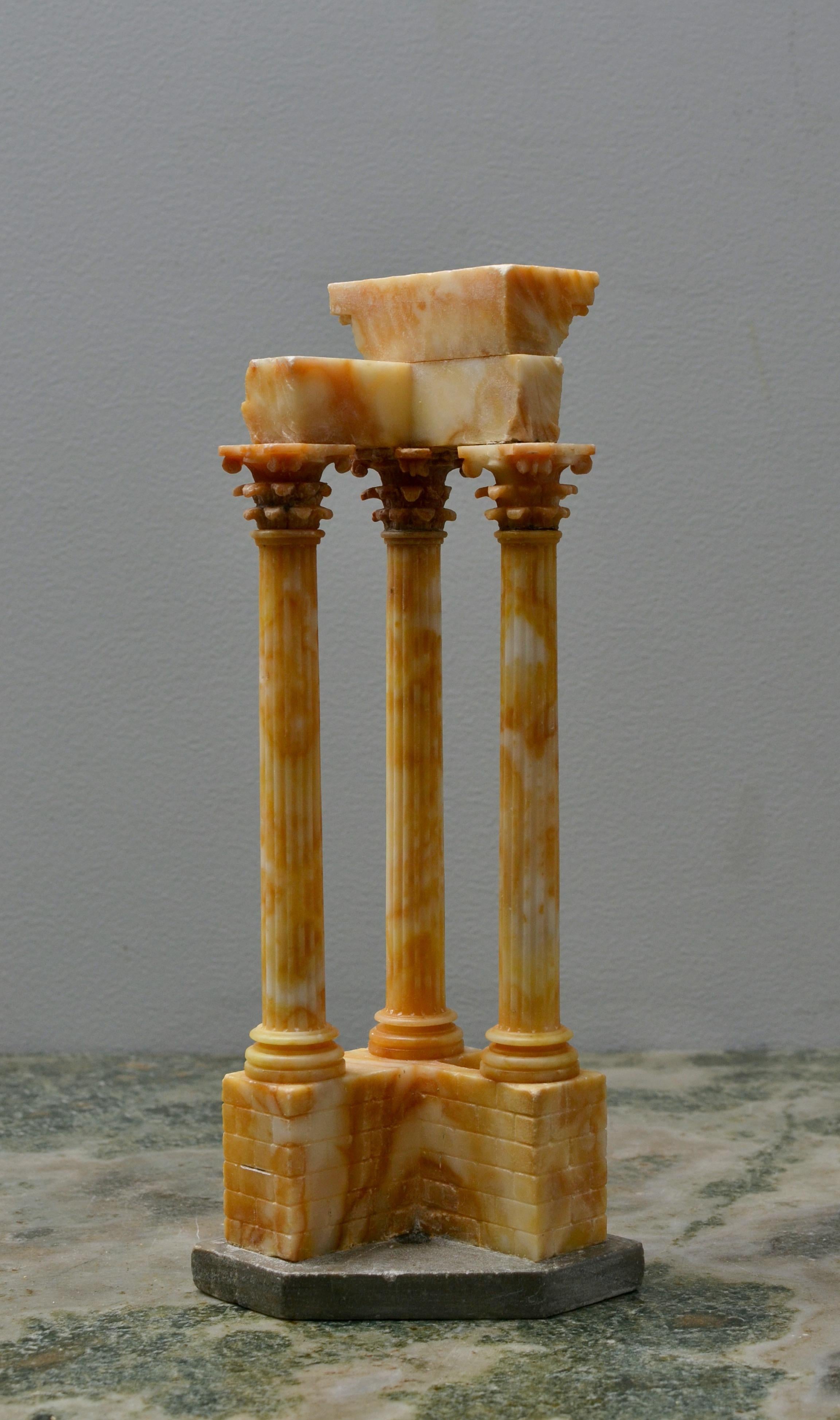 Scultura Grand Tour in alabastro del XIX secolo raffigurante il Tempio di Vespasiano e Tito in vendita 4