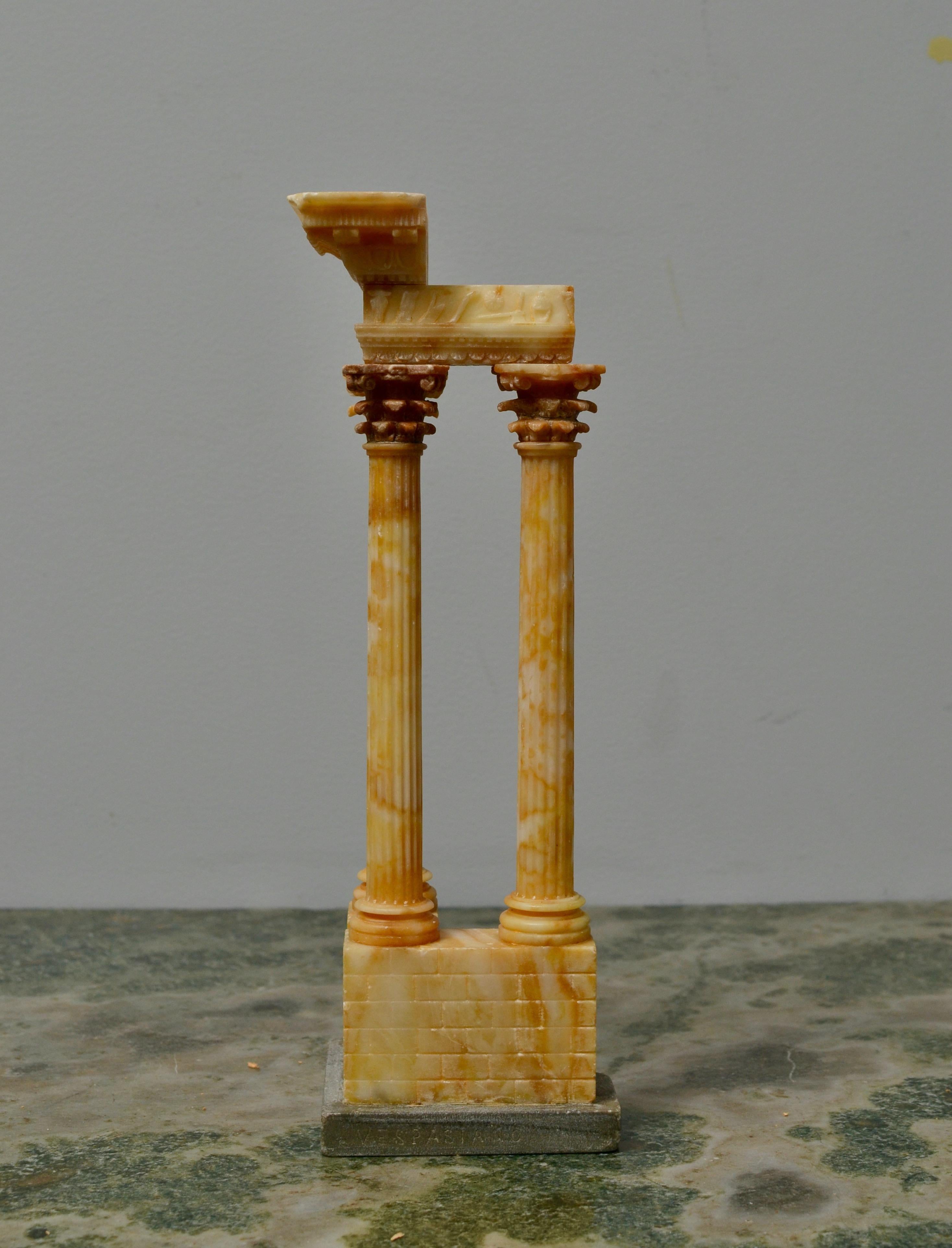 Questa scultura in alabastro finemente scolpita nel XIX secolo è un bell'esempio di arte del Grand Tour e raffigura il Tempio di Vespasiano e Tito a Roma. La base reca l'iscrizione 