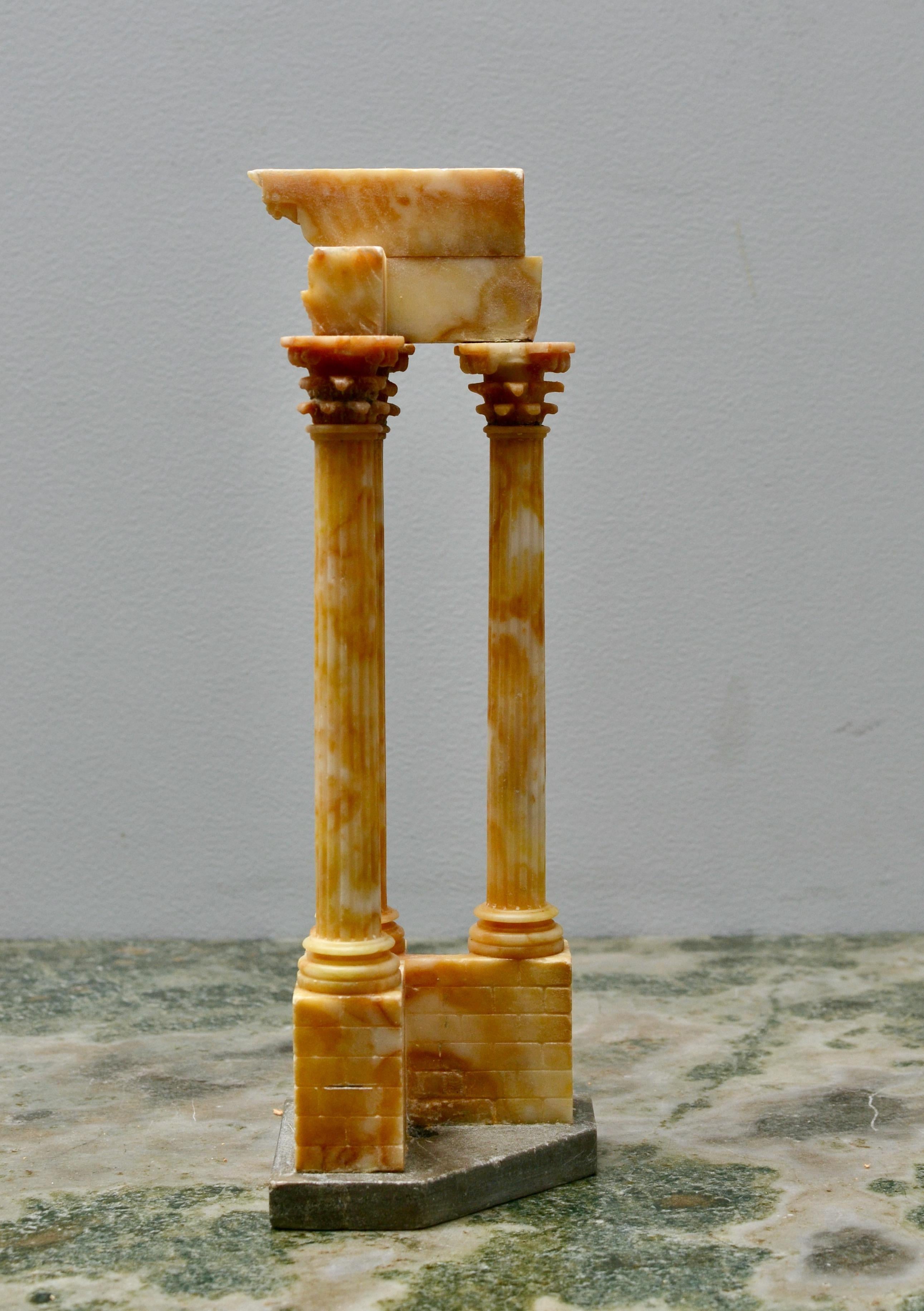 Intagliato Scultura Grand Tour in alabastro del XIX secolo raffigurante il Tempio di Vespasiano e Tito in vendita