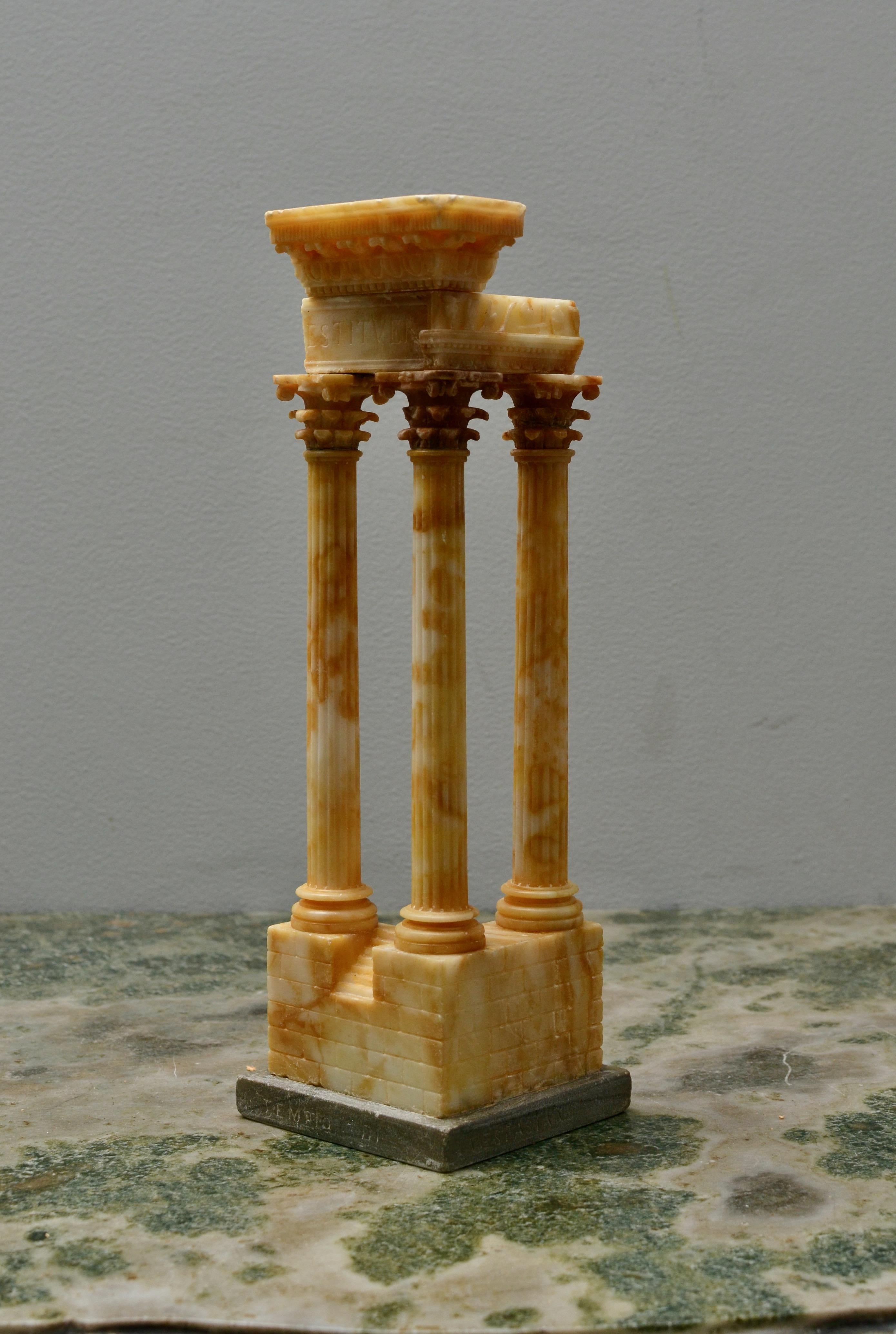 Scultura Grand Tour in alabastro del XIX secolo raffigurante il Tempio di Vespasiano e Tito in vendita 2