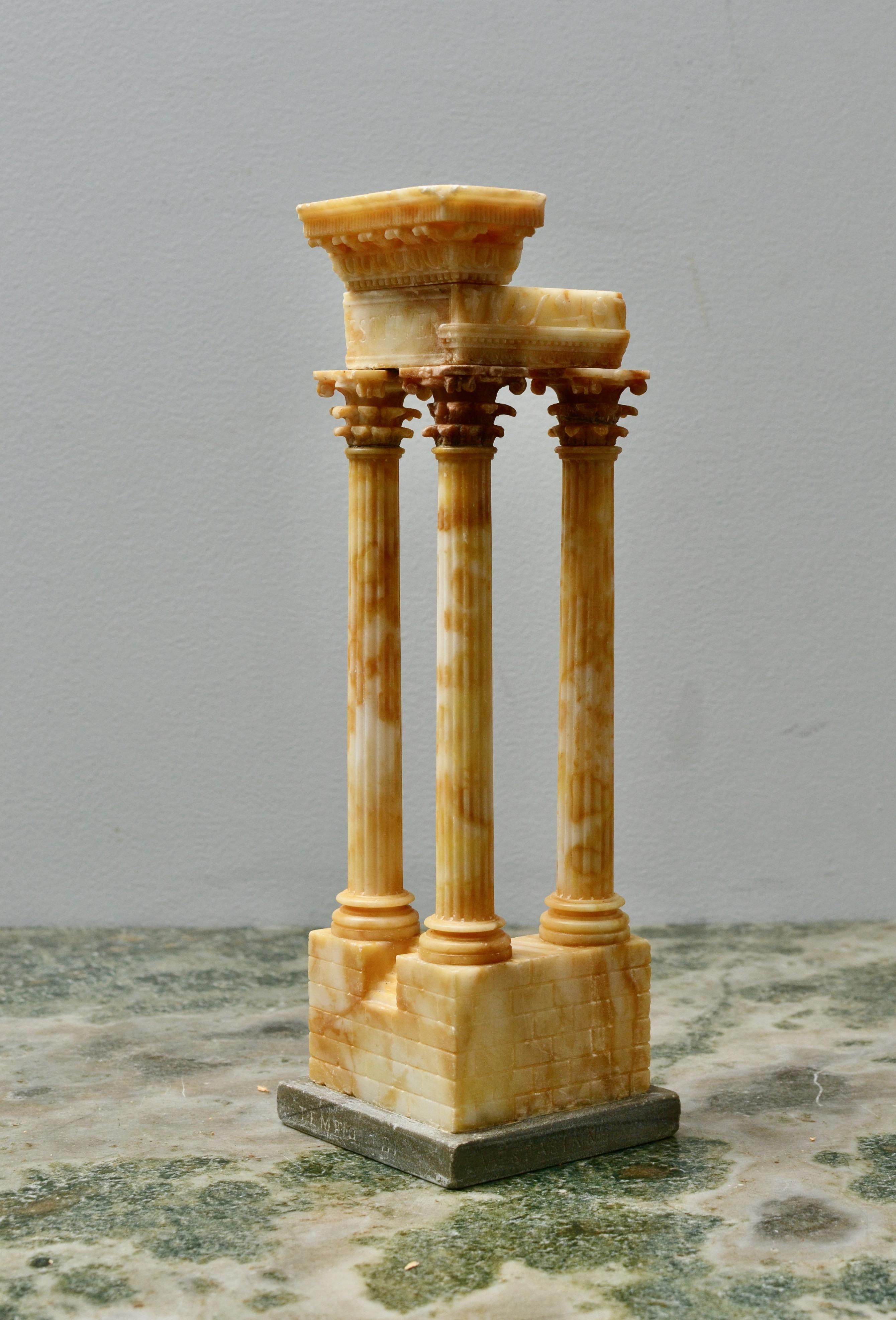 Scultura Grand Tour in alabastro del XIX secolo raffigurante il Tempio di Vespasiano e Tito in vendita 3