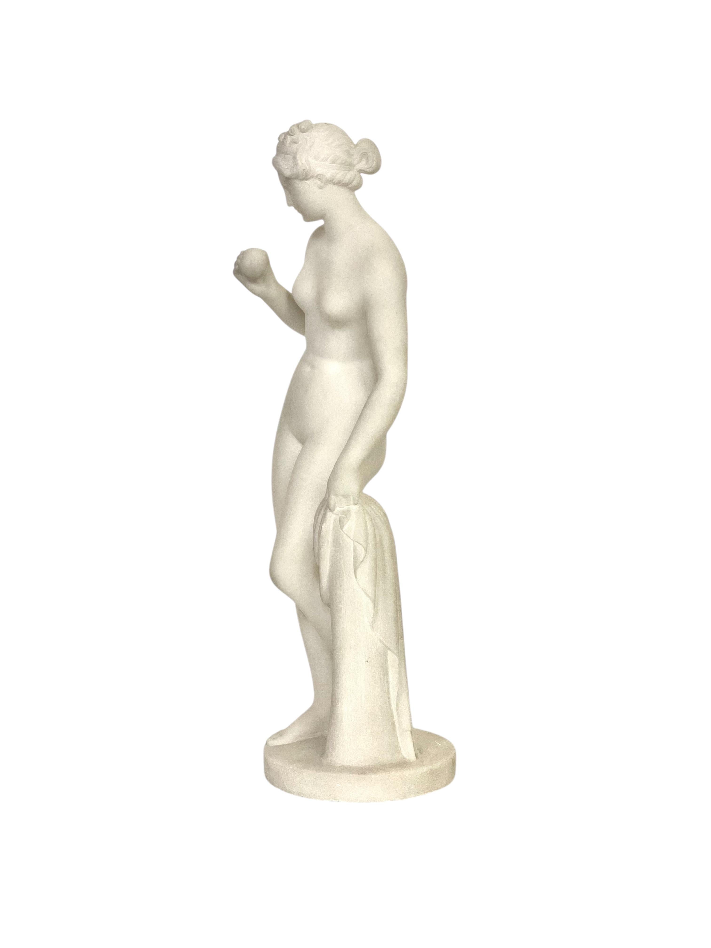 Cette exquise sculpture en albâtre est une interprétation raffinée de 
