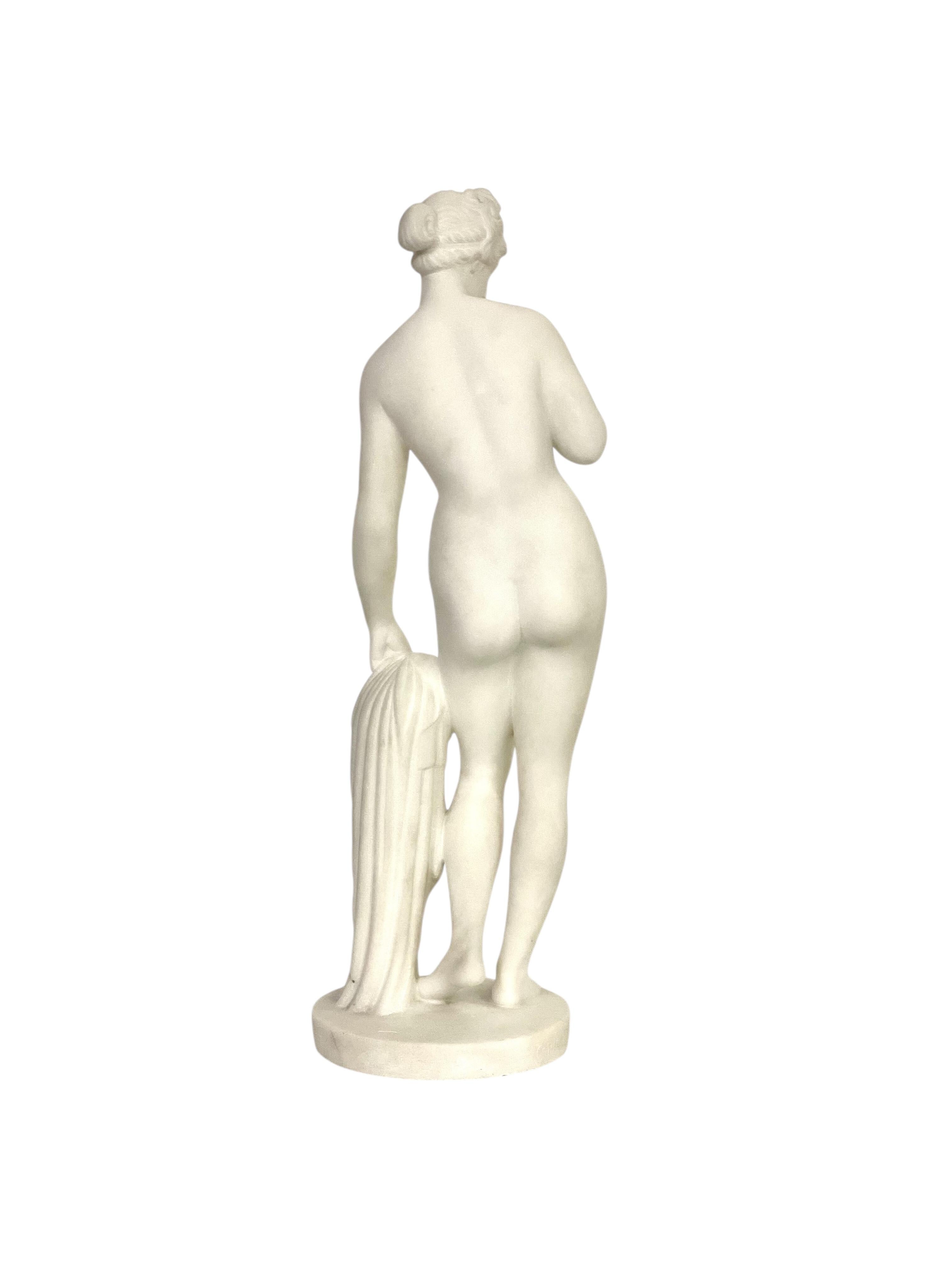 Français Sculpture en albâtre du 19ème siècle d'après Falconet « La Baigneuse » en vente
