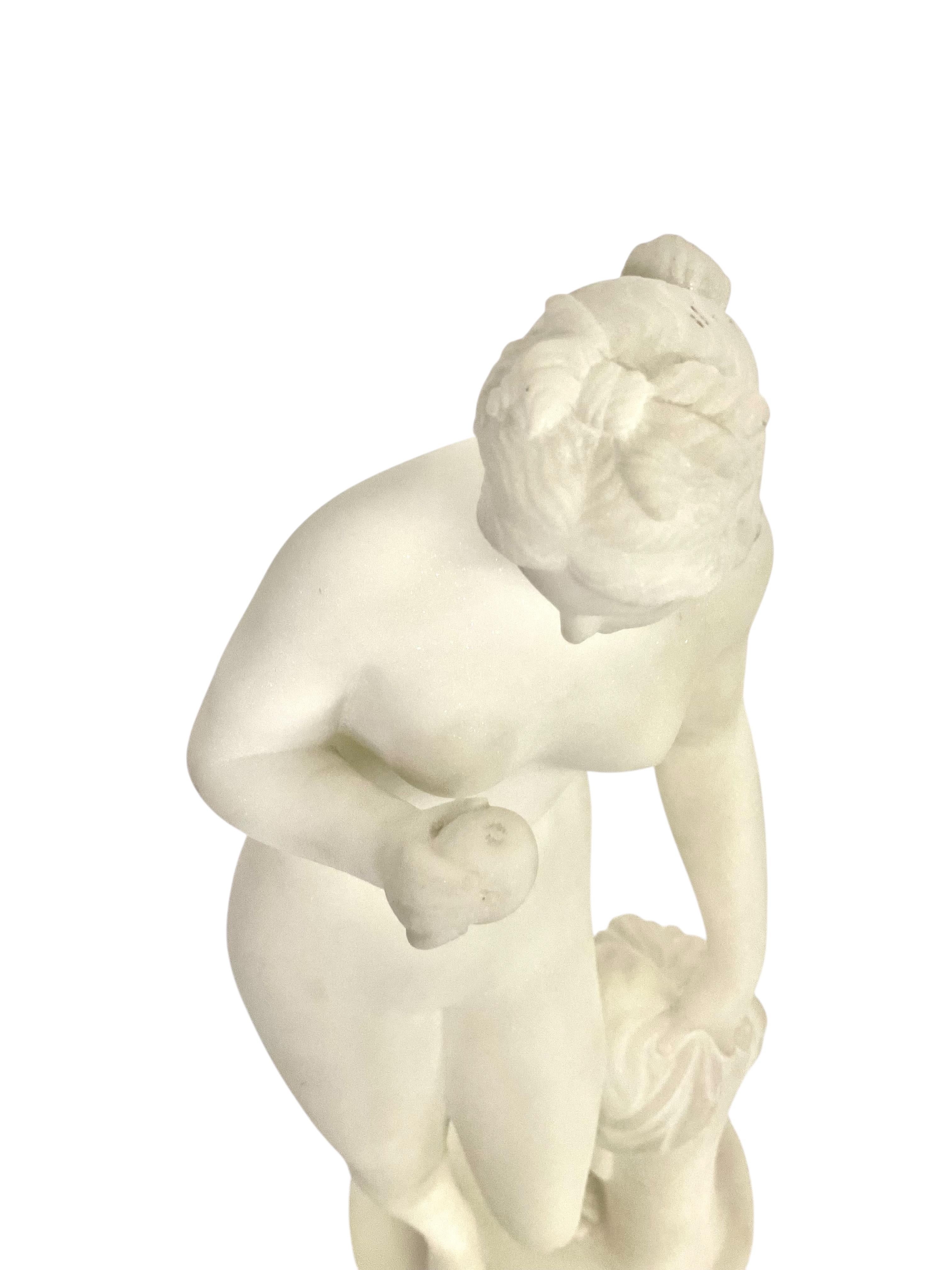 Sculpture en albâtre du 19ème siècle d'après Falconet « La Baigneuse » en vente 1
