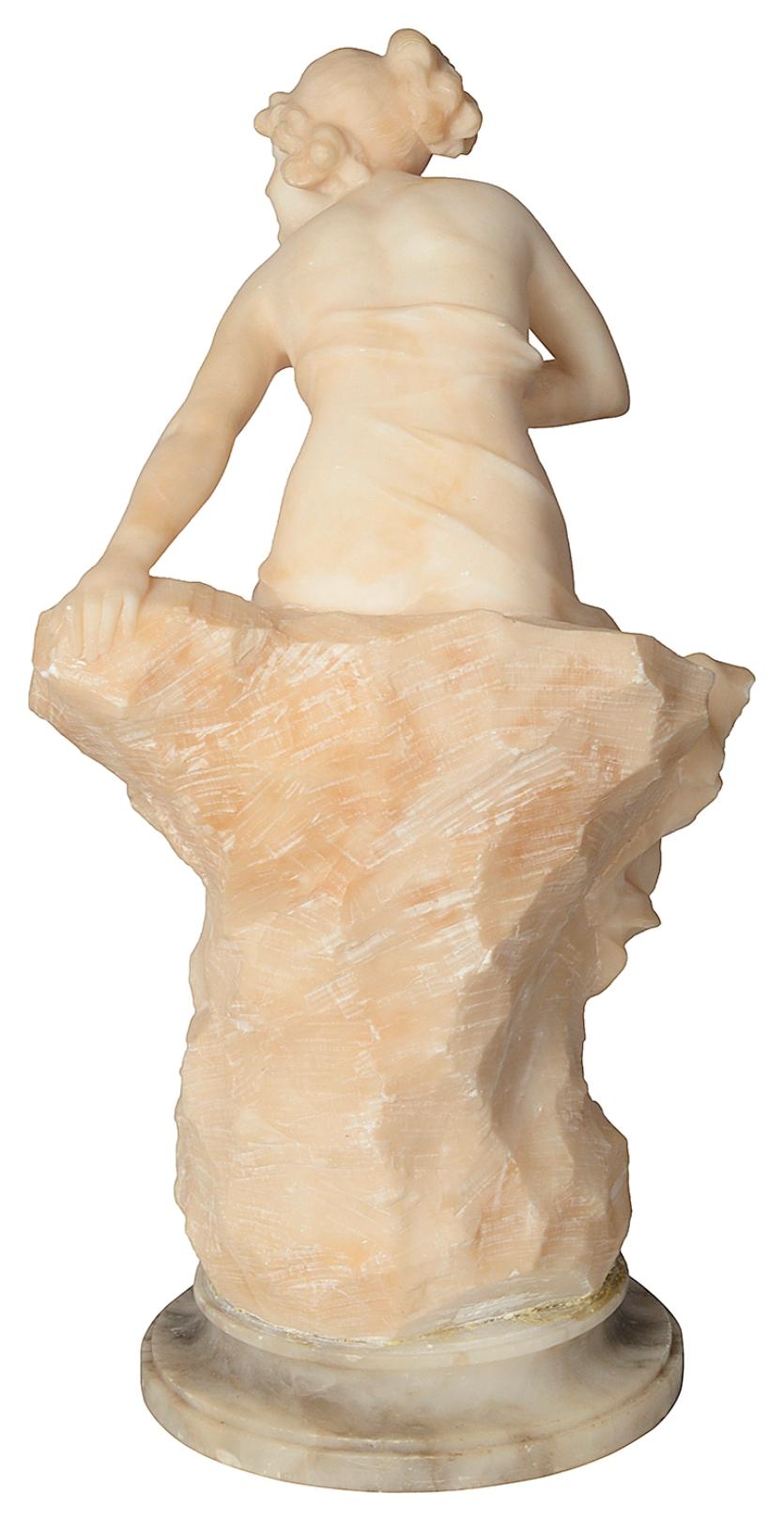 Romantico Statua in alabastro del XIX secolo di una giovane ragazza seduta su una roccia in vendita