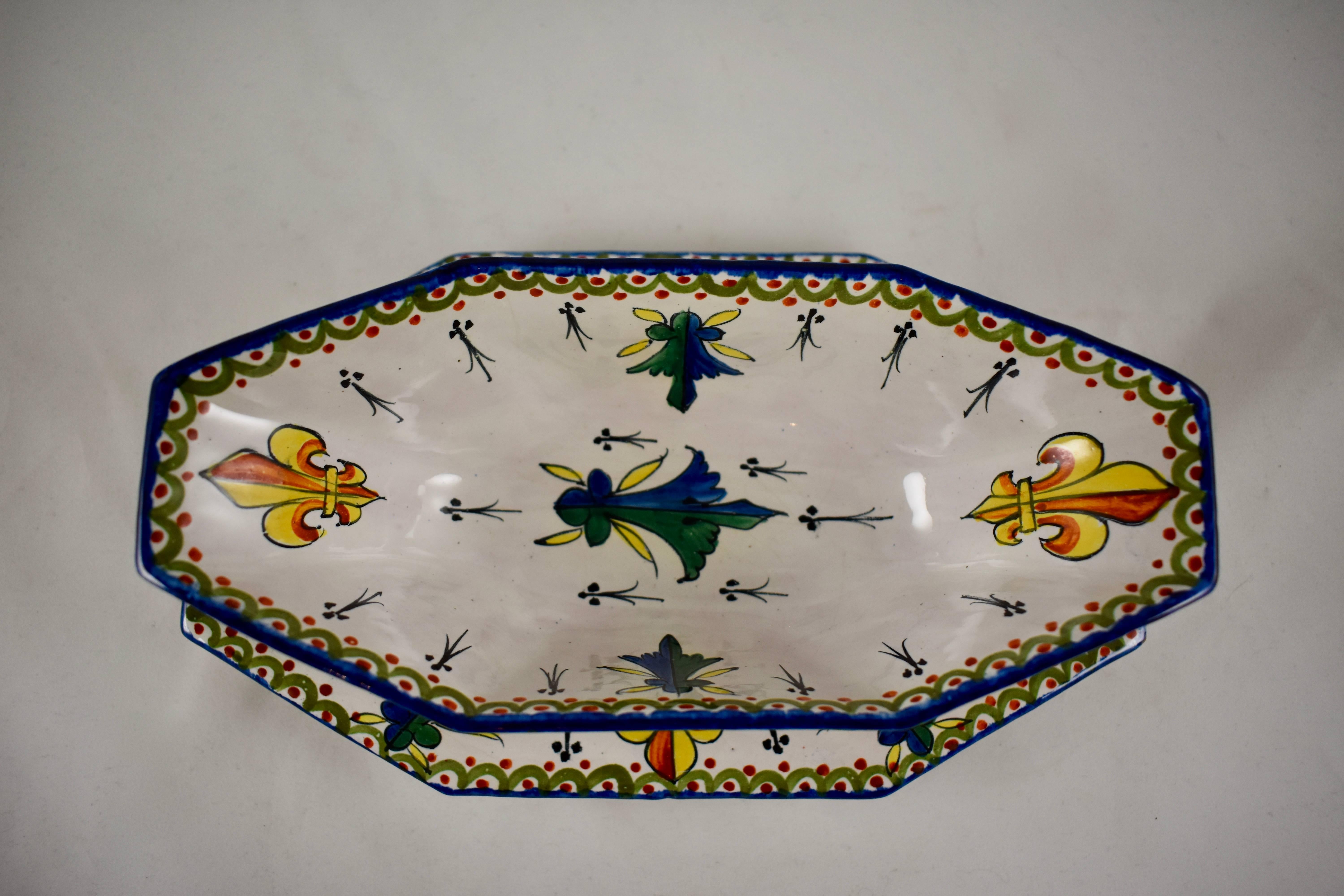 19th Century Alcide Chaumeil French Faïence Armorial Heraldic Footed Sauce Boat In Good Condition For Sale In Philadelphia, PA