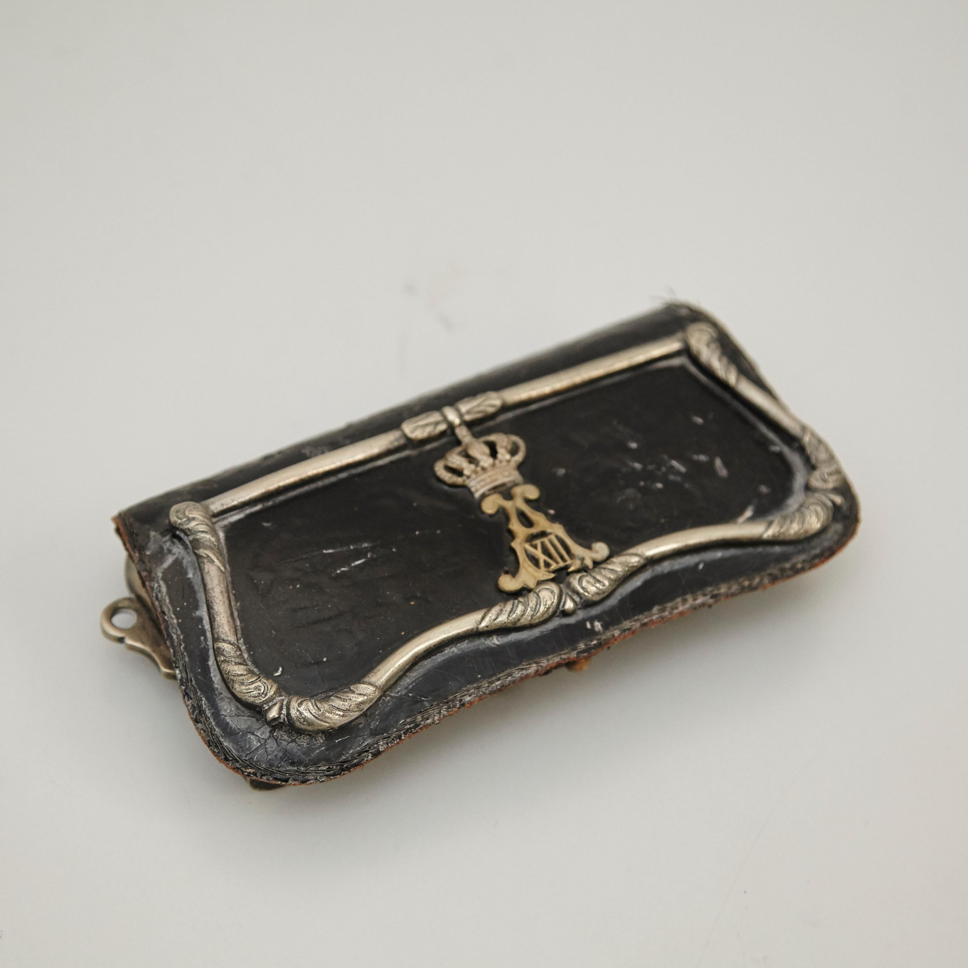 19th century Alfonso XII Cartridge holder.
By unknown manufacturer, Spain.

In original condition, with minor wear consistent with age and use, preserving a beautiful patina.

Materials:
Metal
Leather

Dimensions:
D 4 cm x W 16.5 cm x H