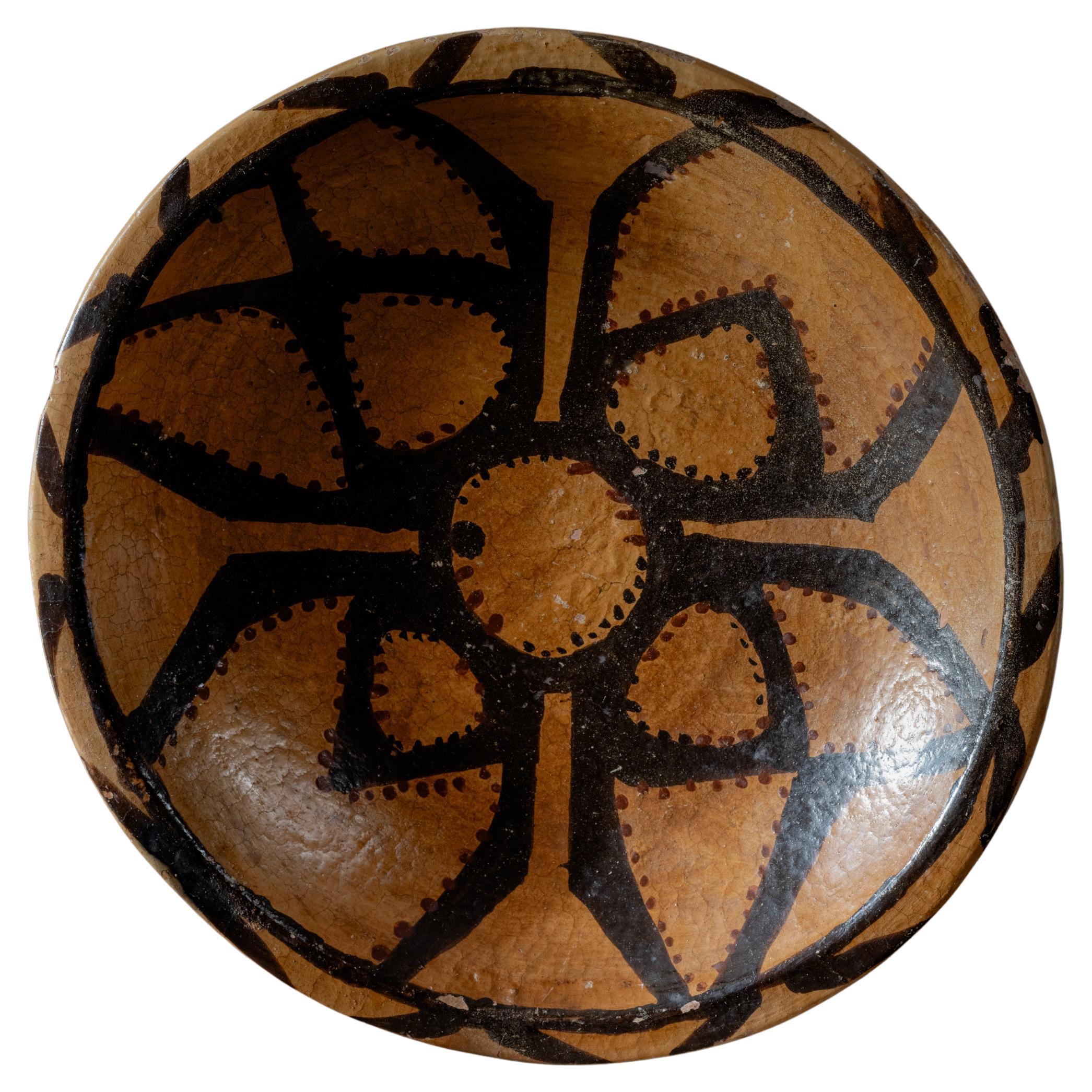 Early 20th Century Hand-Painted Berber Plate from the Rif Mountains in Morocco For Sale