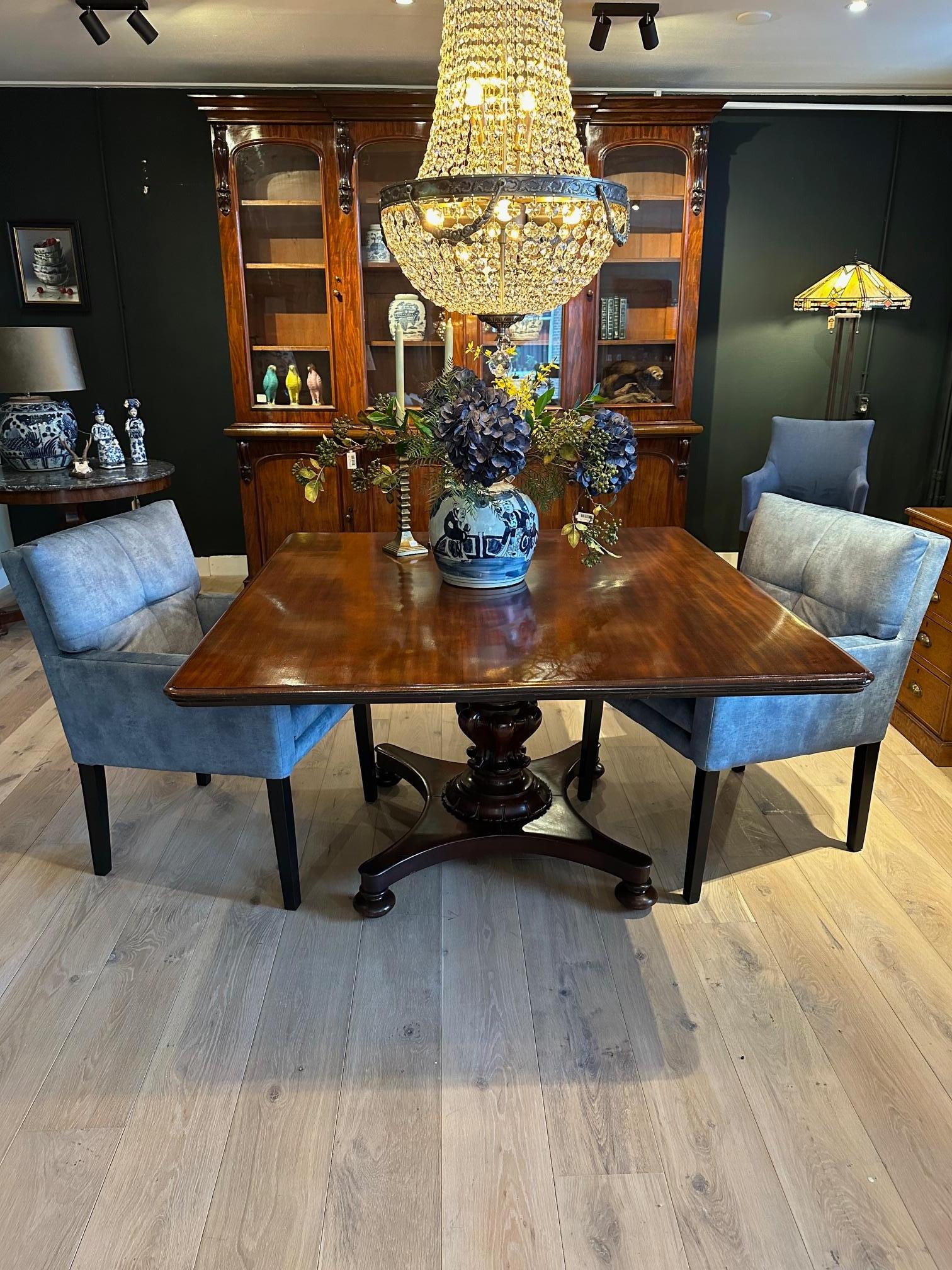 Table de salle à manger ancienne en acajou, presque carrée, du 19e siècle. en vente 4