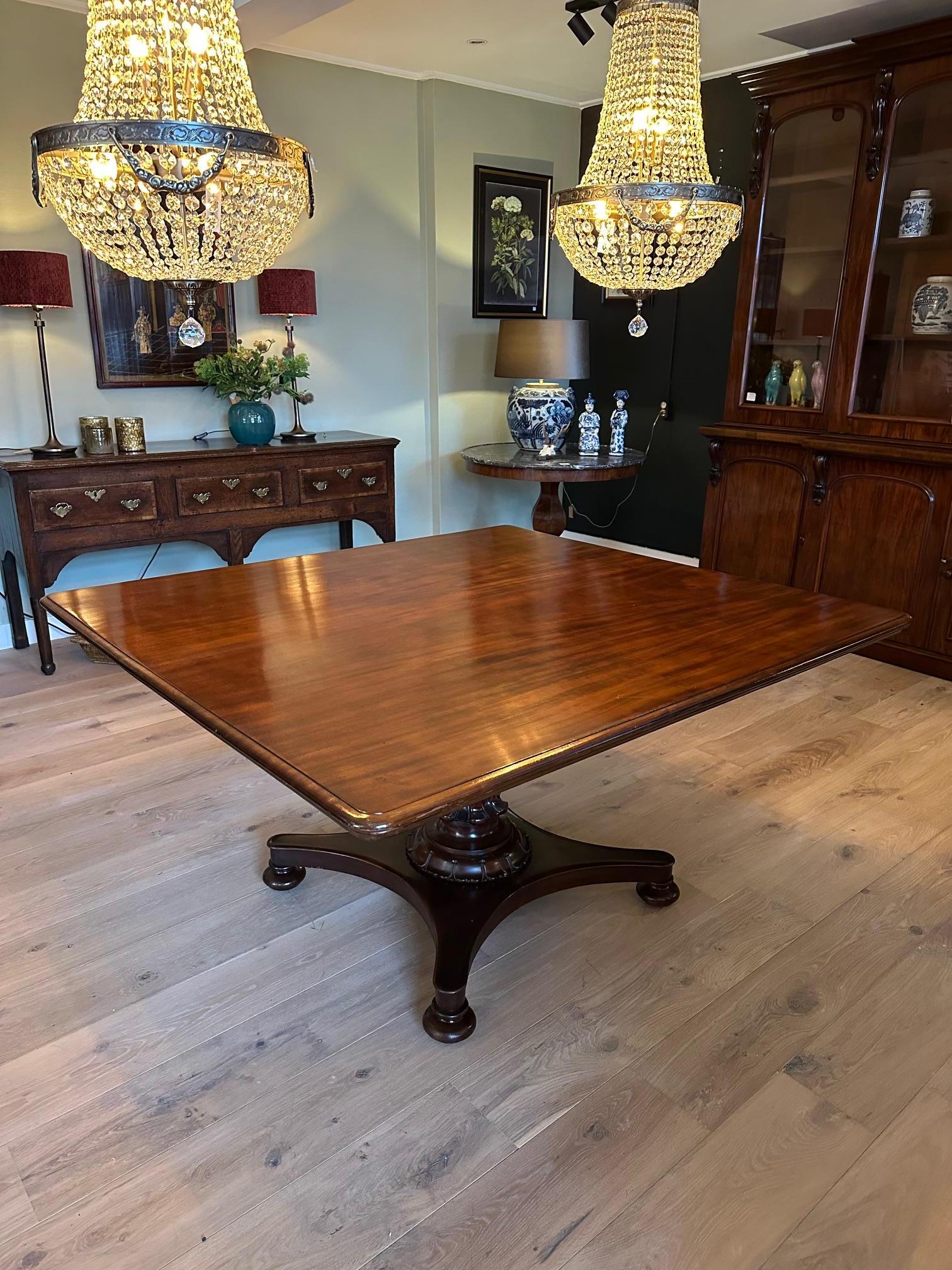 Britannique Table de salle à manger ancienne en acajou, presque carrée, du 19e siècle. en vente