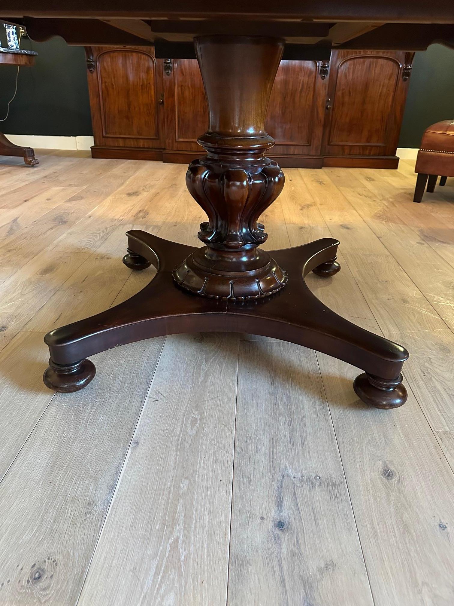 Table de salle à manger ancienne en acajou, presque carrée, du 19e siècle. Bon état - En vente à Eindhoven, NL