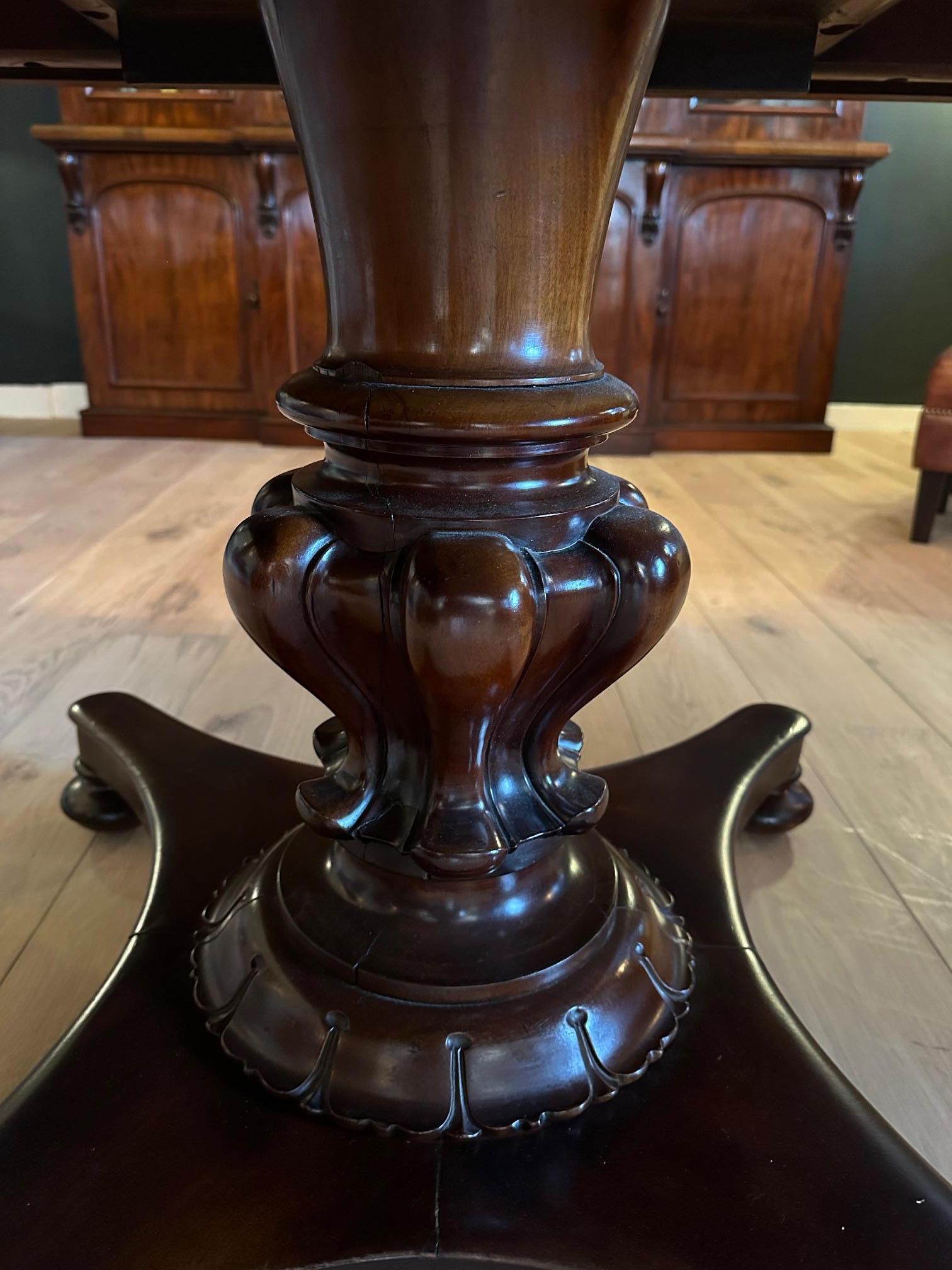 Début du XIXe siècle Table de salle à manger ancienne en acajou, presque carrée, du 19e siècle. en vente