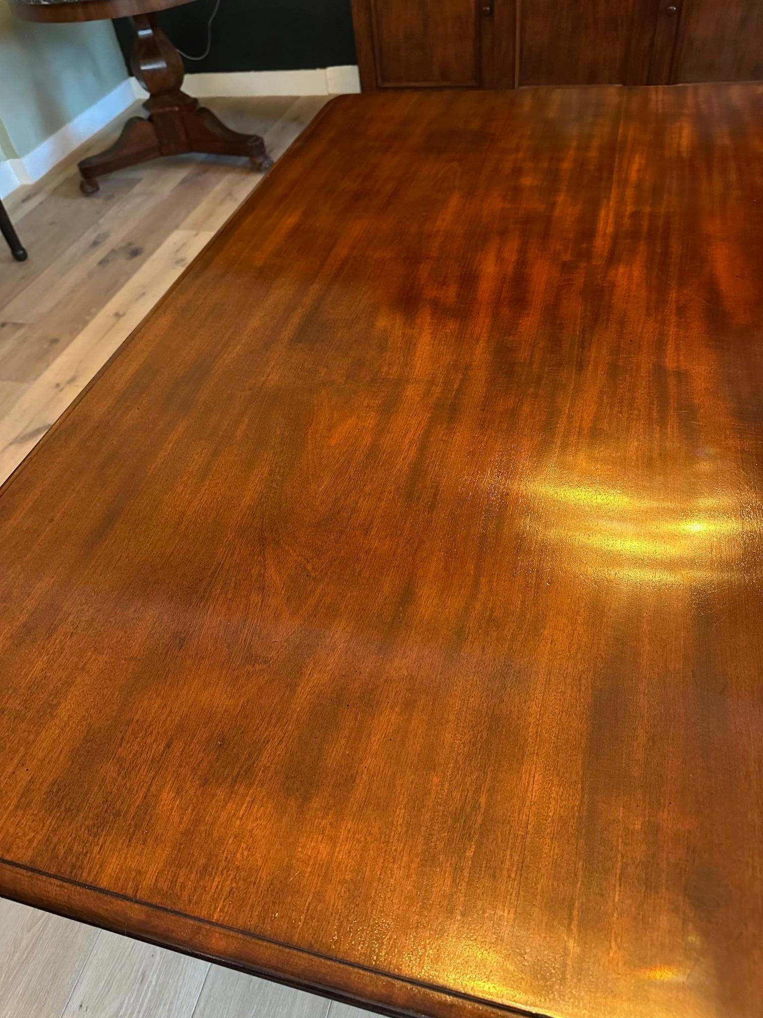 Acajou Table de salle à manger ancienne en acajou, presque carrée, du 19e siècle. en vente