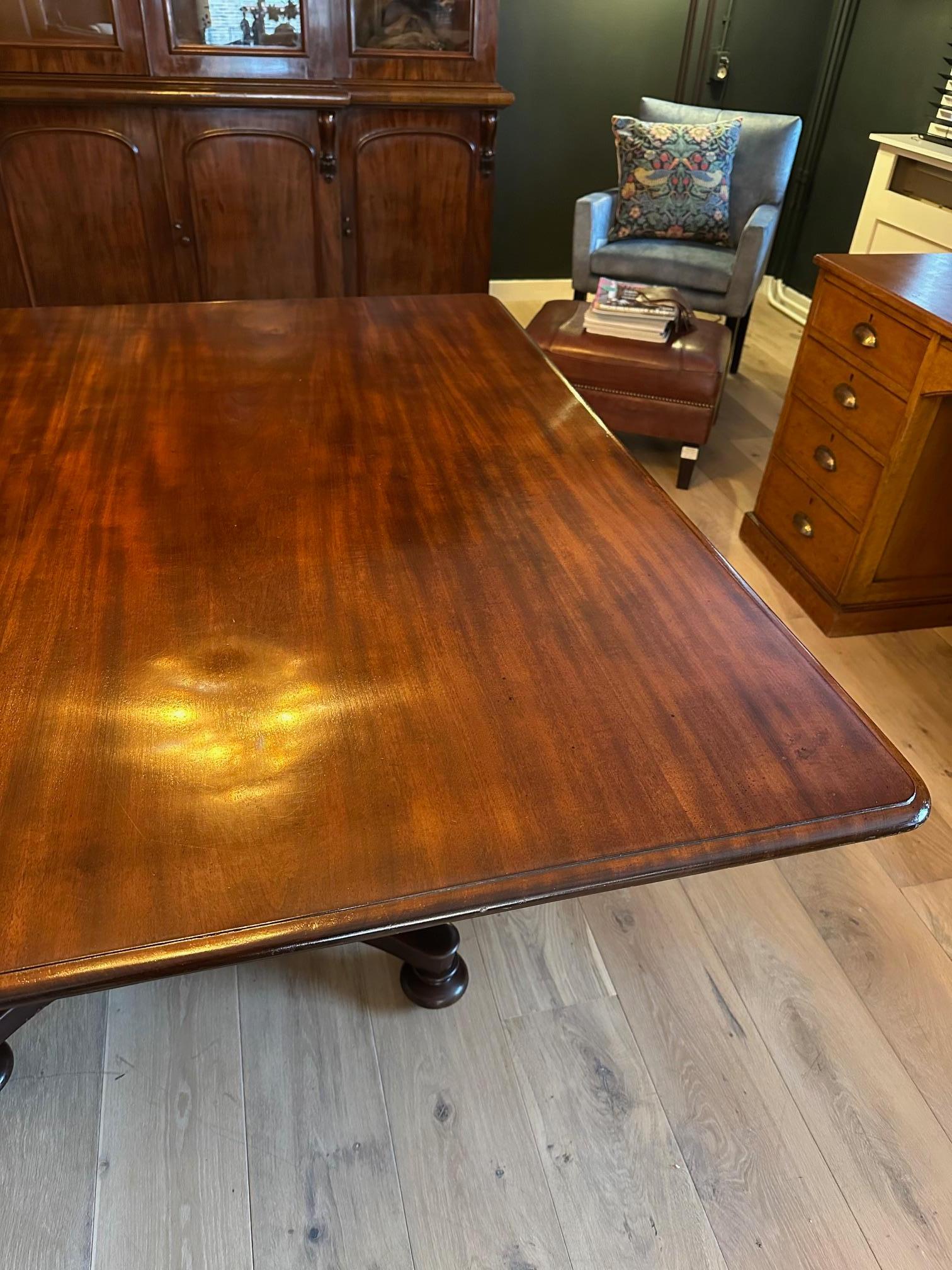 Table de salle à manger ancienne en acajou, presque carrée, du 19e siècle. en vente 1
