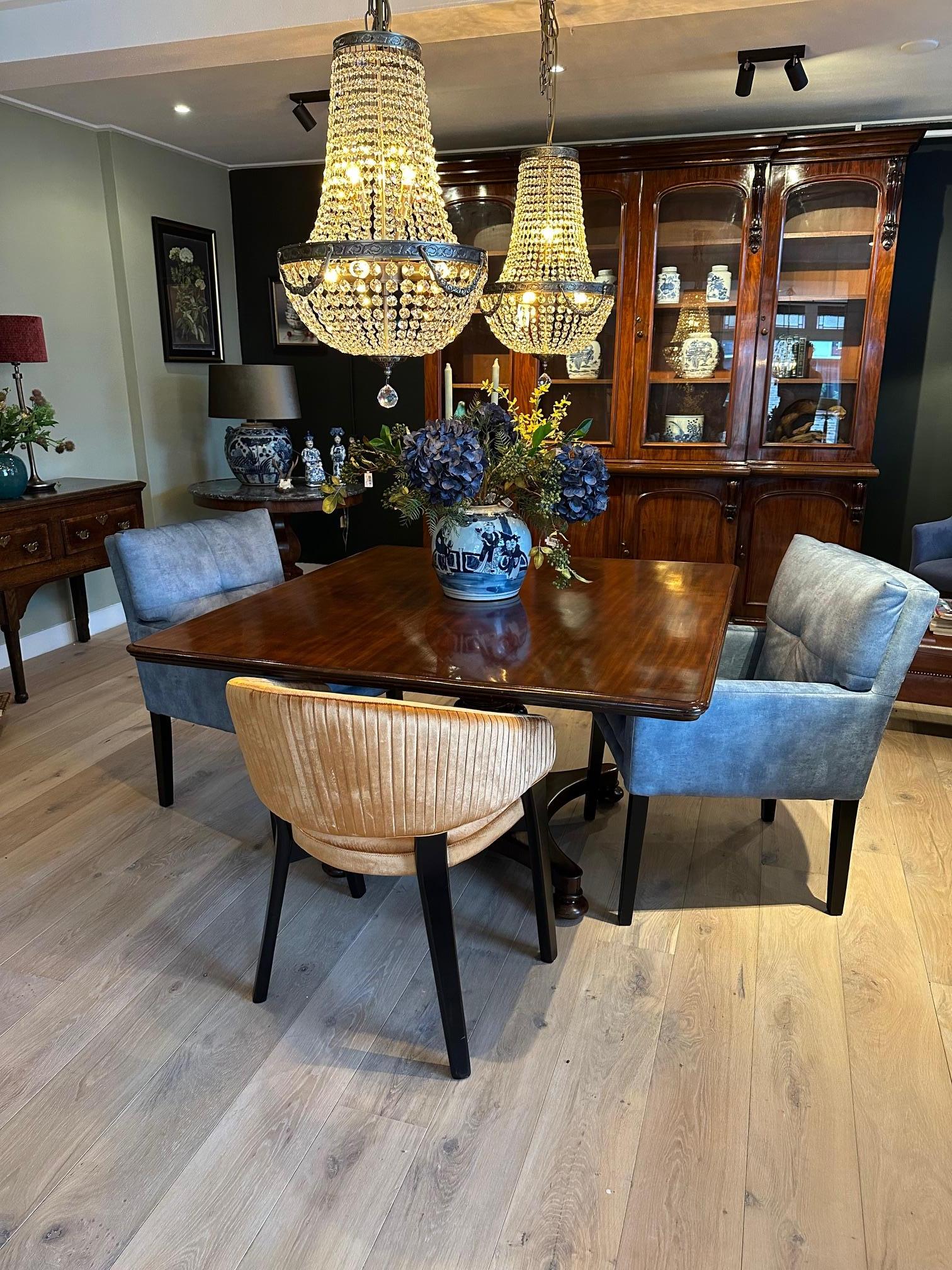 Table de salle à manger ancienne en acajou, presque carrée, du 19e siècle. en vente 2